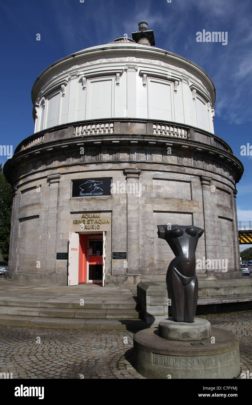 Stadt von Perth, Schottland. Die Bronze 1918 Torse de Femme von John Duncan Ferguson vor der Fergusson-Galerie. Stockfoto