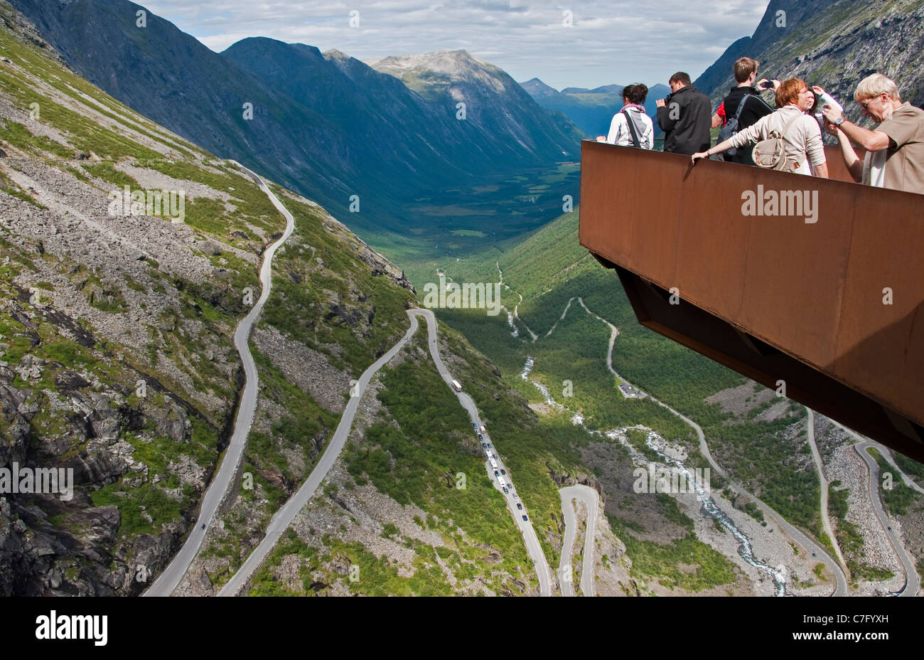 Malerische Aussichtsplattform mit Blick auf die Bergstraße Trollstigen (Troll Ladder) Spitzkehre in Norwegens Romsdal Alpen Stockfoto