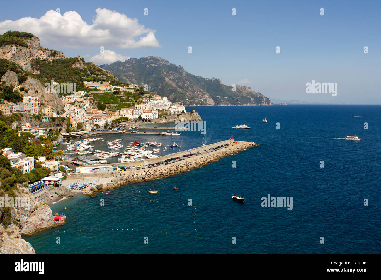 Blick auf Amalfi in brillante Tageslicht, tagsüber, Blick nach Osten an den Golf von Salerno, Tyrhennian Meer, Mittelmeer, Italien Stockfoto