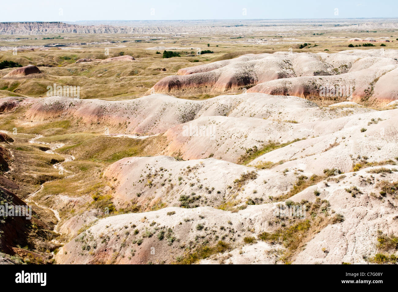 Farbige Hügel sind durch Erosion in Badlands Nationalpark in South Dakota ausgesetzt. Stockfoto