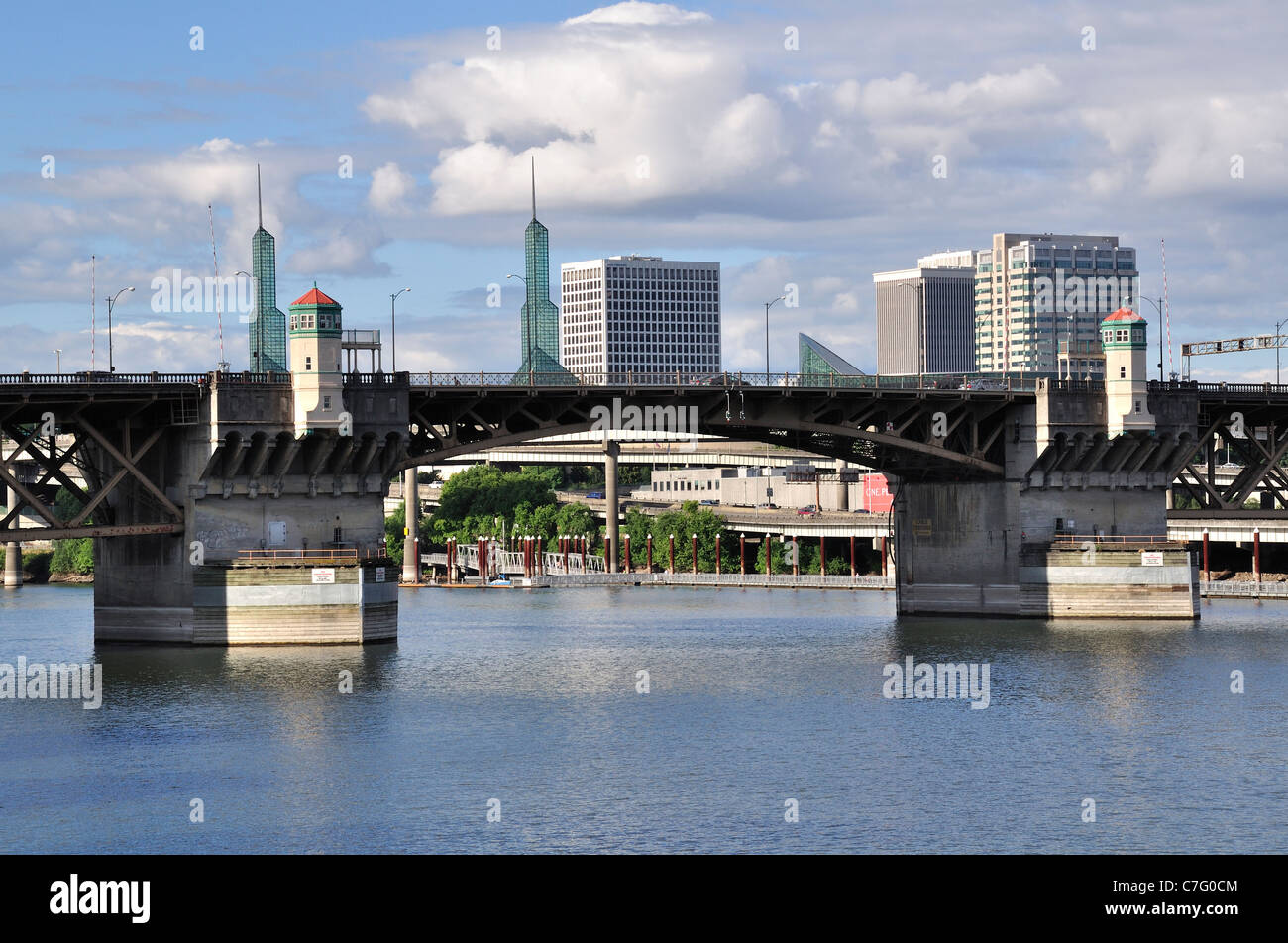 East Burnside Bridge über den Willamette River in Portland, Oregon. Stockfoto