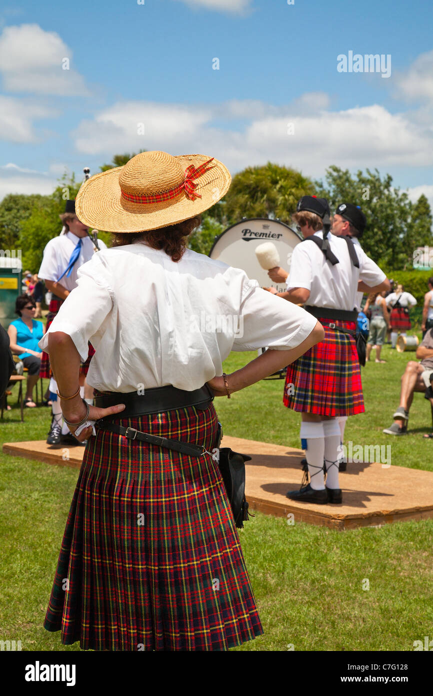 Eine Gruppe von Menschen in traditionellen kilts schottischer bei Waipu Highland Games, Waipu, Northland, Nordinsel, Neuseeland. Stockfoto