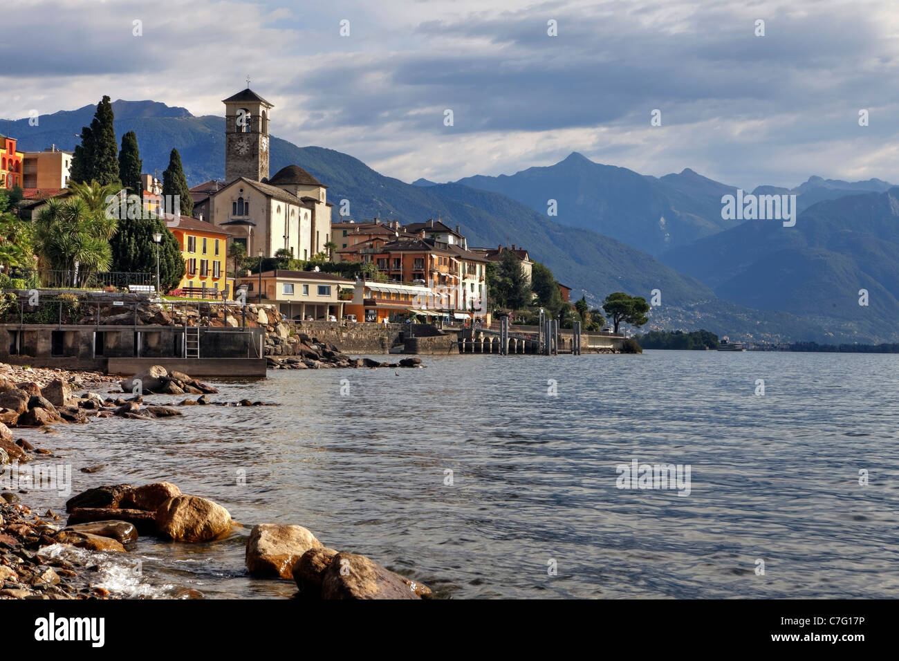Brissago ist eine kleine, malerische Stadt am Lago Maggiore auf der Schweizer Seite Stockfoto