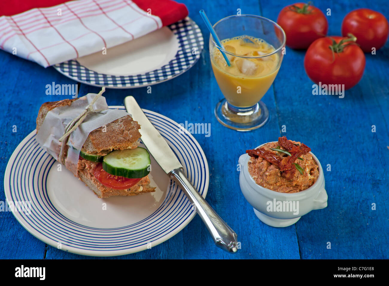 Mediterrane Käse Aufstrich aus Frischkäse, Feta-Käse, Artischocken und getrockneten Tomaten und Kräutern Stockfoto