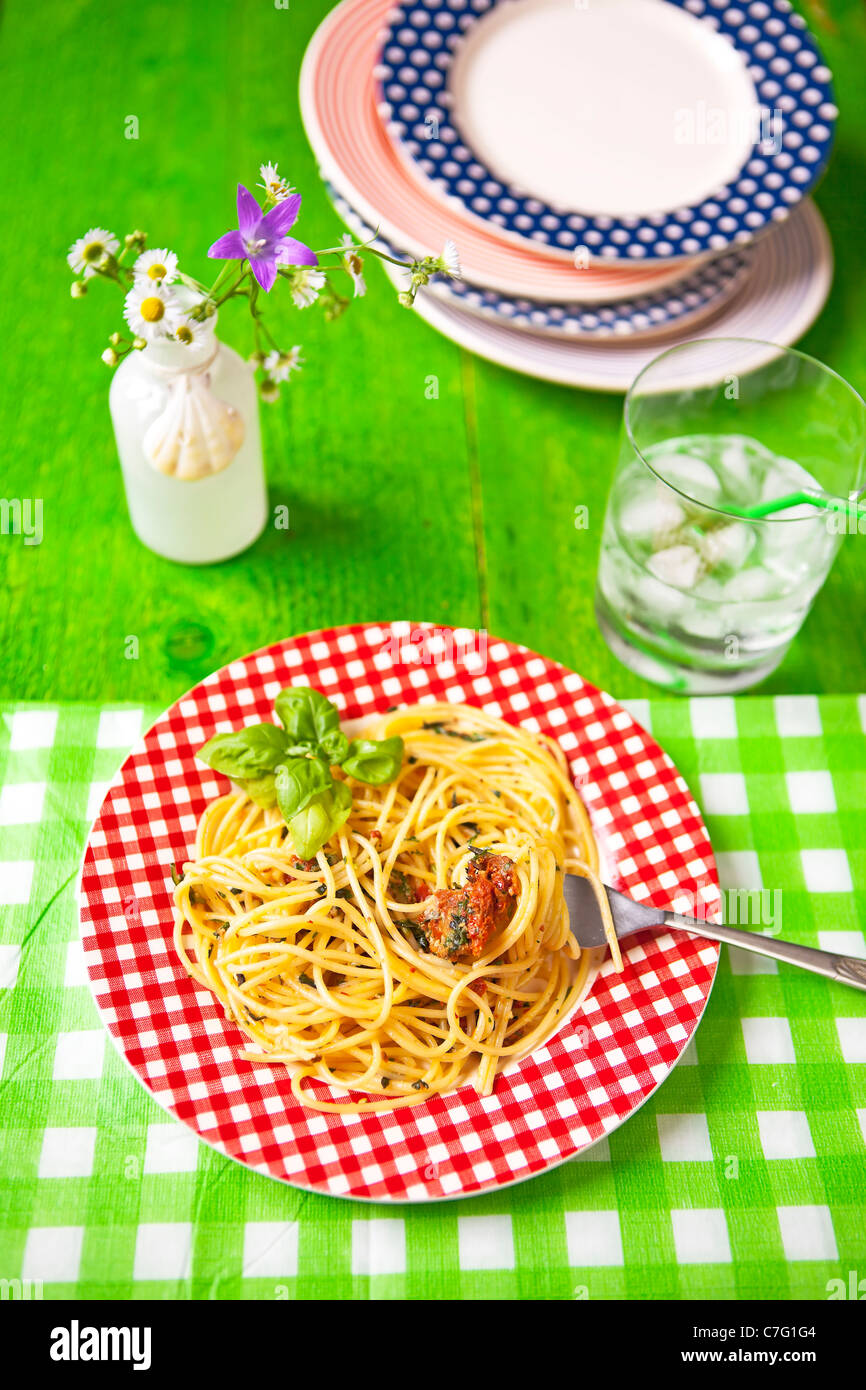 Spaghetti mit Pesto aus getrockneten Tomaten, Grana, Pecorino, Rucola, Basilikum, Pinienkernen und Knoblauch hergestellt Stockfoto