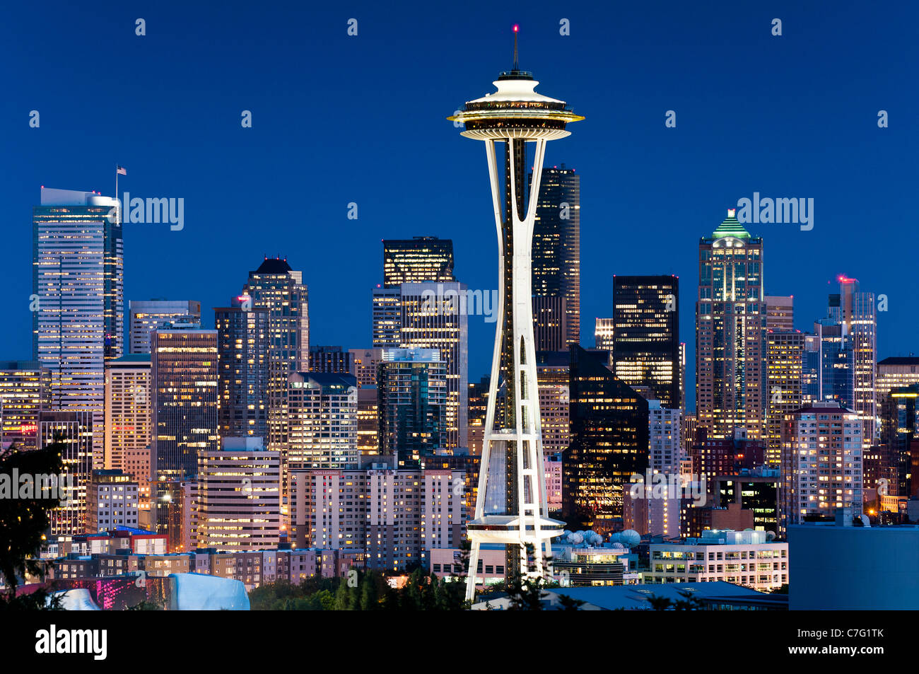 Panoramablick über die Skyline der Innenstadt in der Nacht, Seattle, Washington, USA Stockfoto