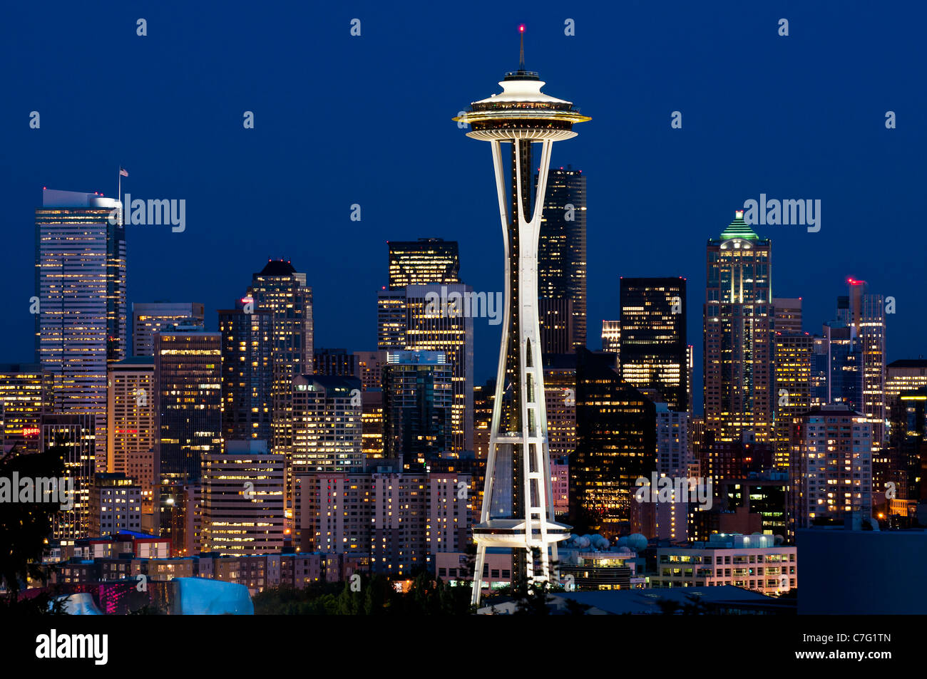Panoramablick über die Skyline der Innenstadt in der Nacht, Seattle, Washington, USA Stockfoto