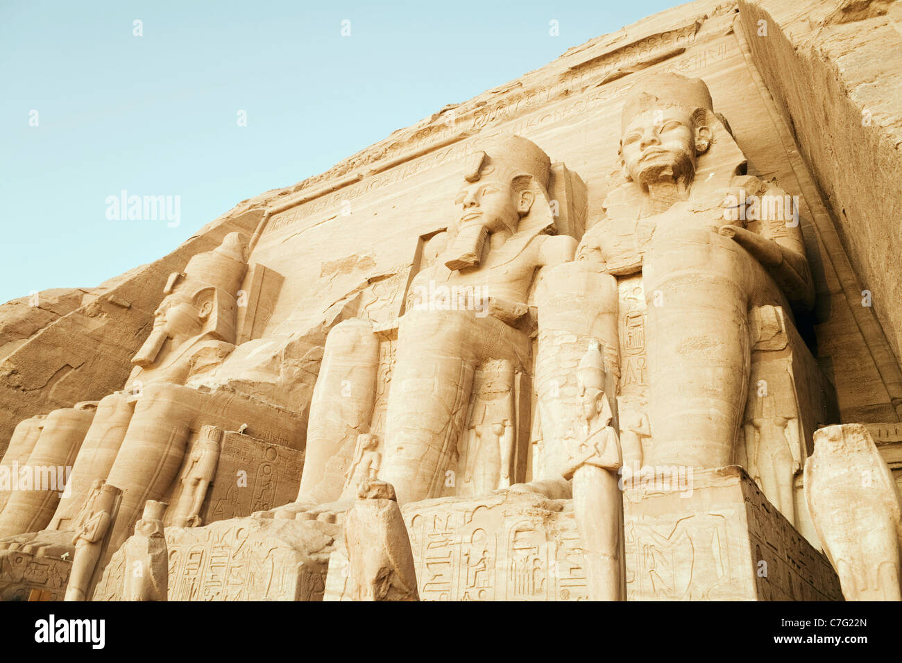 Morgendämmerung am großen Tempel von Ramses II am Nasser-See, Abu Simbel, Ägypten zum UNESCO-Weltkulturerbe Stockfoto