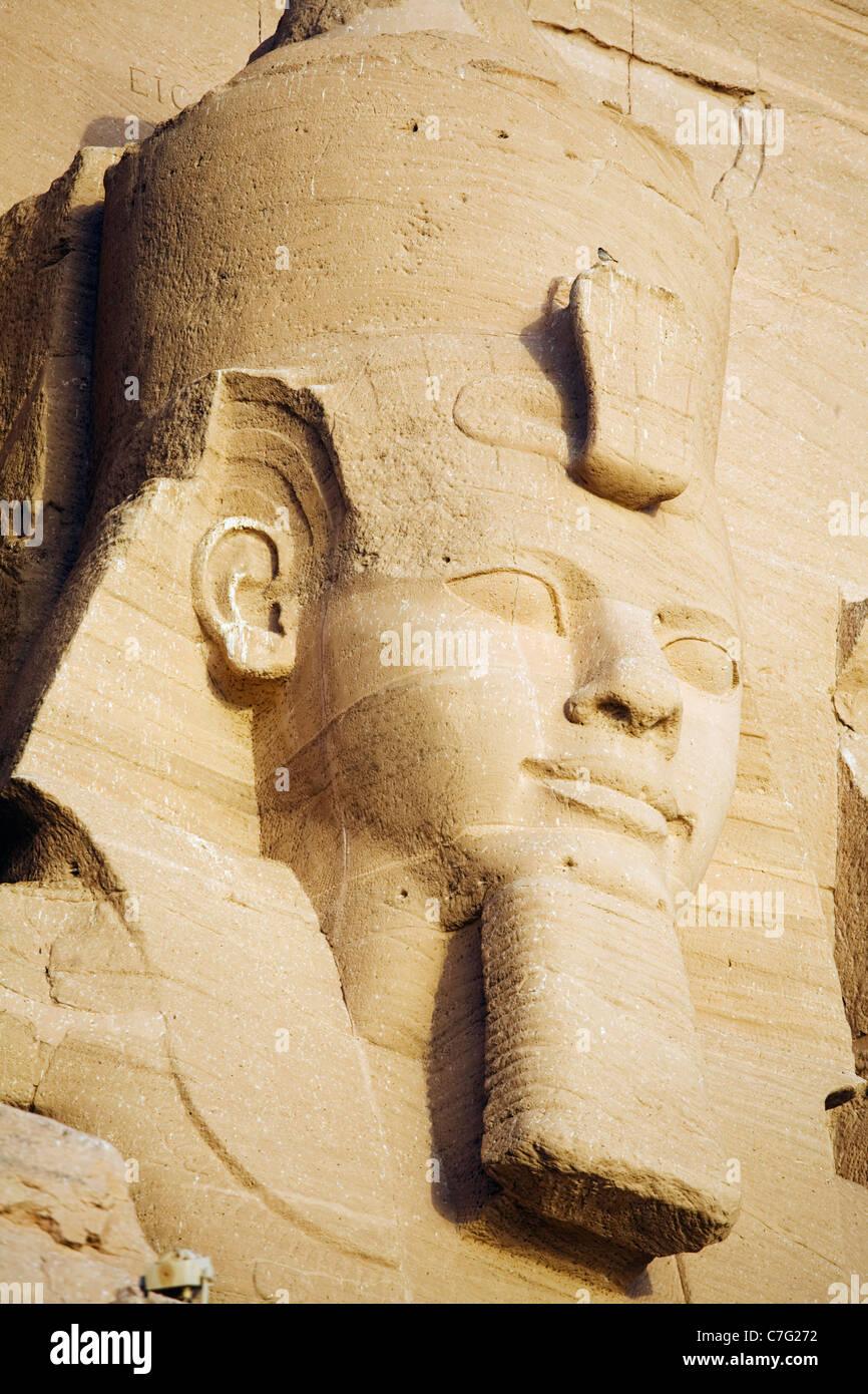 Nahaufnahme eines kolossalen Statuen, große Tempel von Ramses II am Nasser-See, Abu Simbel, ein UNESCO-Weltkulturerbe Stockfoto