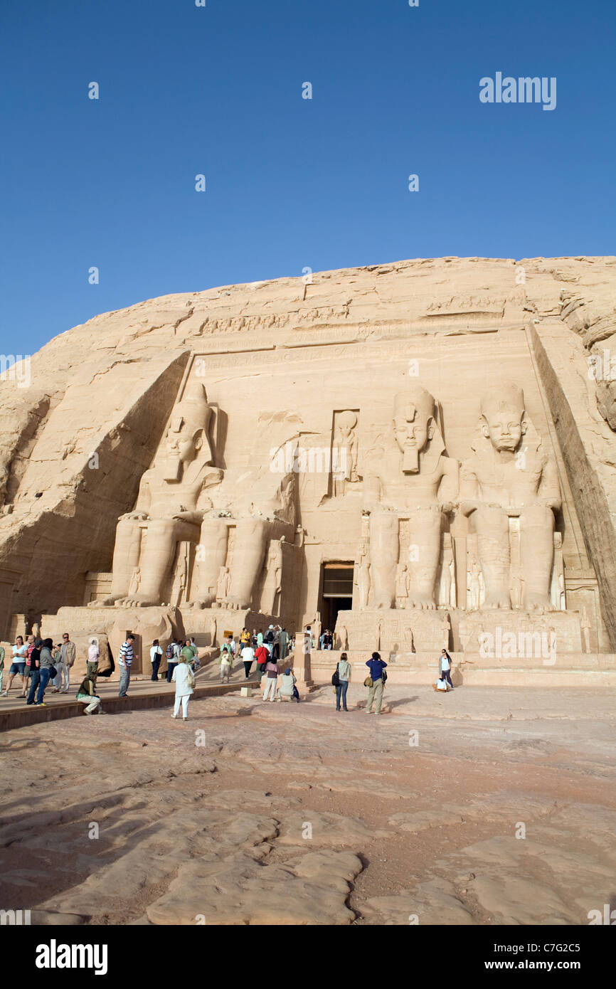 Große Tempel von Ramses II am Nasser-See, Abu Simbel, Ägypten, ein UNESCO-Weltkulturerbe Stockfoto