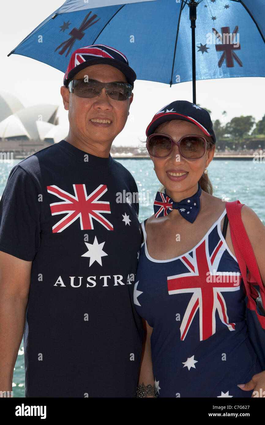 Australische Flagge entwerfen Outfits, paar vor dem Opernhaus von Sydney, Australien Stockfoto