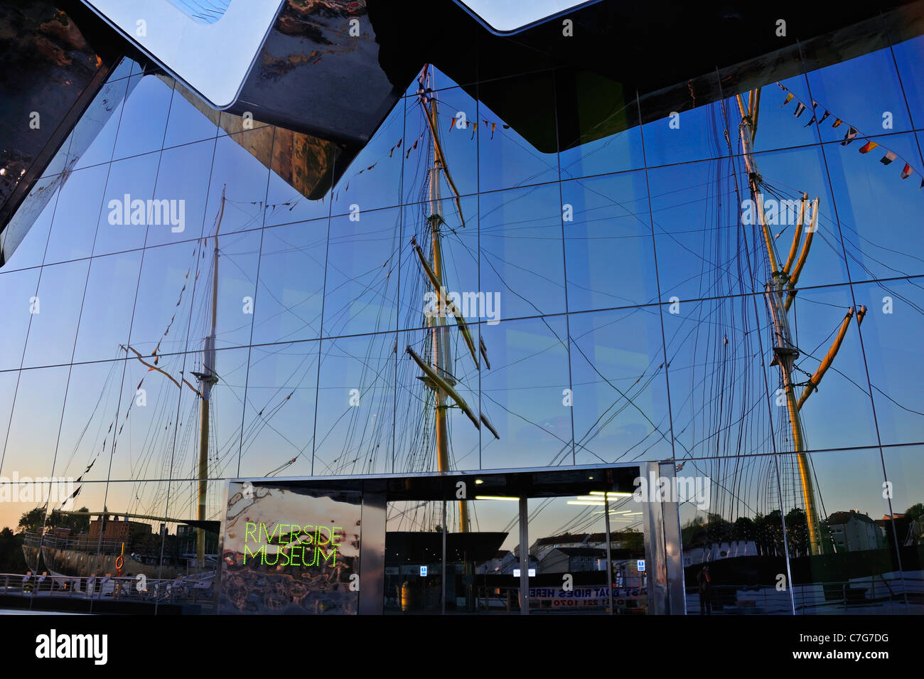 Die Fassade des Riverside Museum in Glasgow mit drei Masten Viermastbark, reflektiert die lebhafteste im Glas Stockfoto