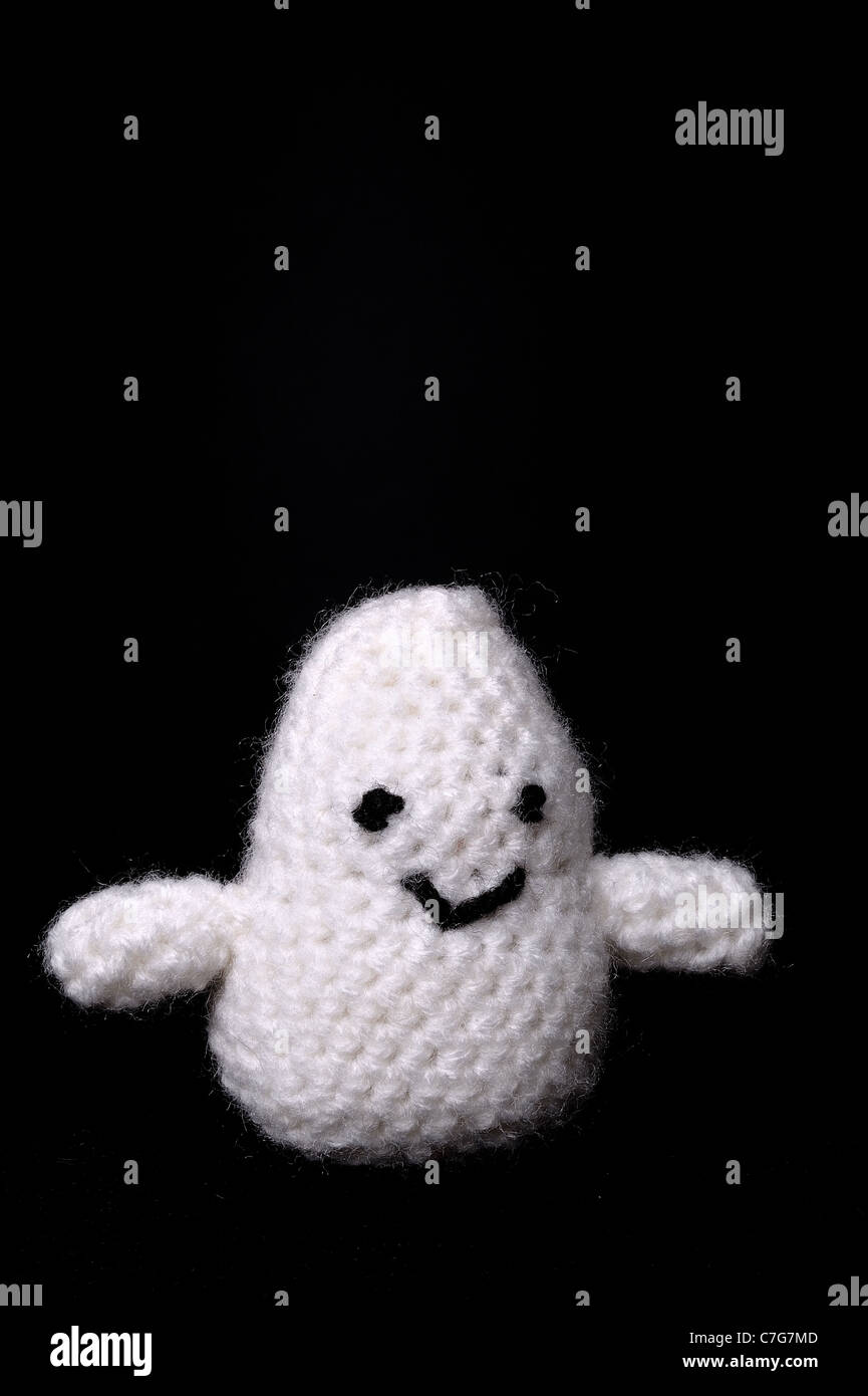 Ein Häkeln Spielzeug Gespenst aus Wolle auf einem schwarzen Hintergrund  gemacht für Halloween gemacht Stockfotografie - Alamy
