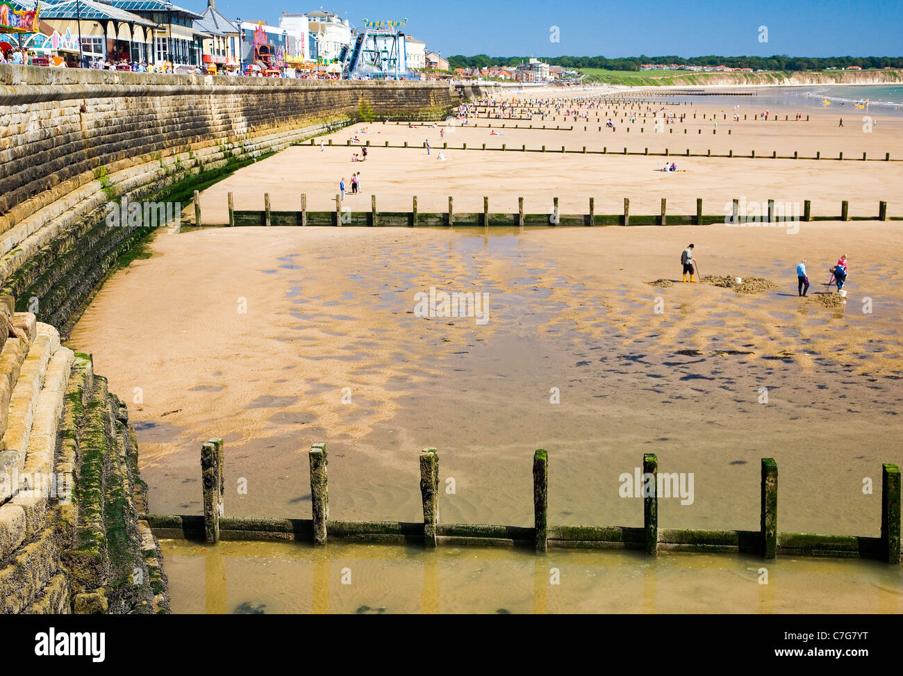 Bridlington Strand mit Buhnen und Wellenbrechern an der Küste von Yorkshire, England Stockfoto