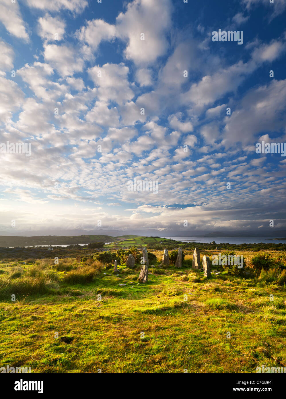 Der Steinkreis in der Nähe von Ardgroom, Beara Halbinsel, County Cork, Irland, mit Blick auf der Iveragh-Halbinsel Stockfoto