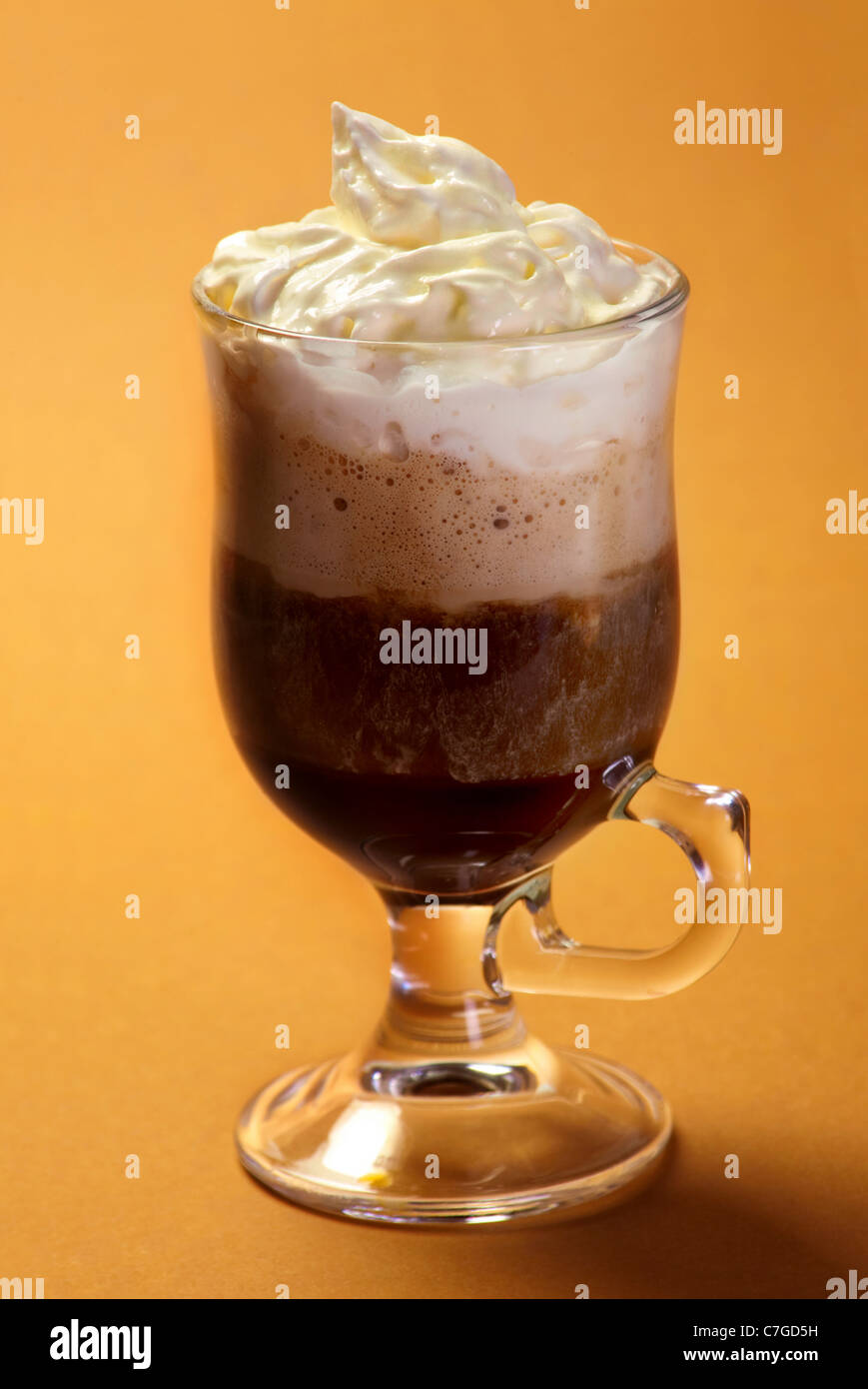 Heißes Getränk Dessert mit Sahne auf braunem Hintergrund Stockfoto