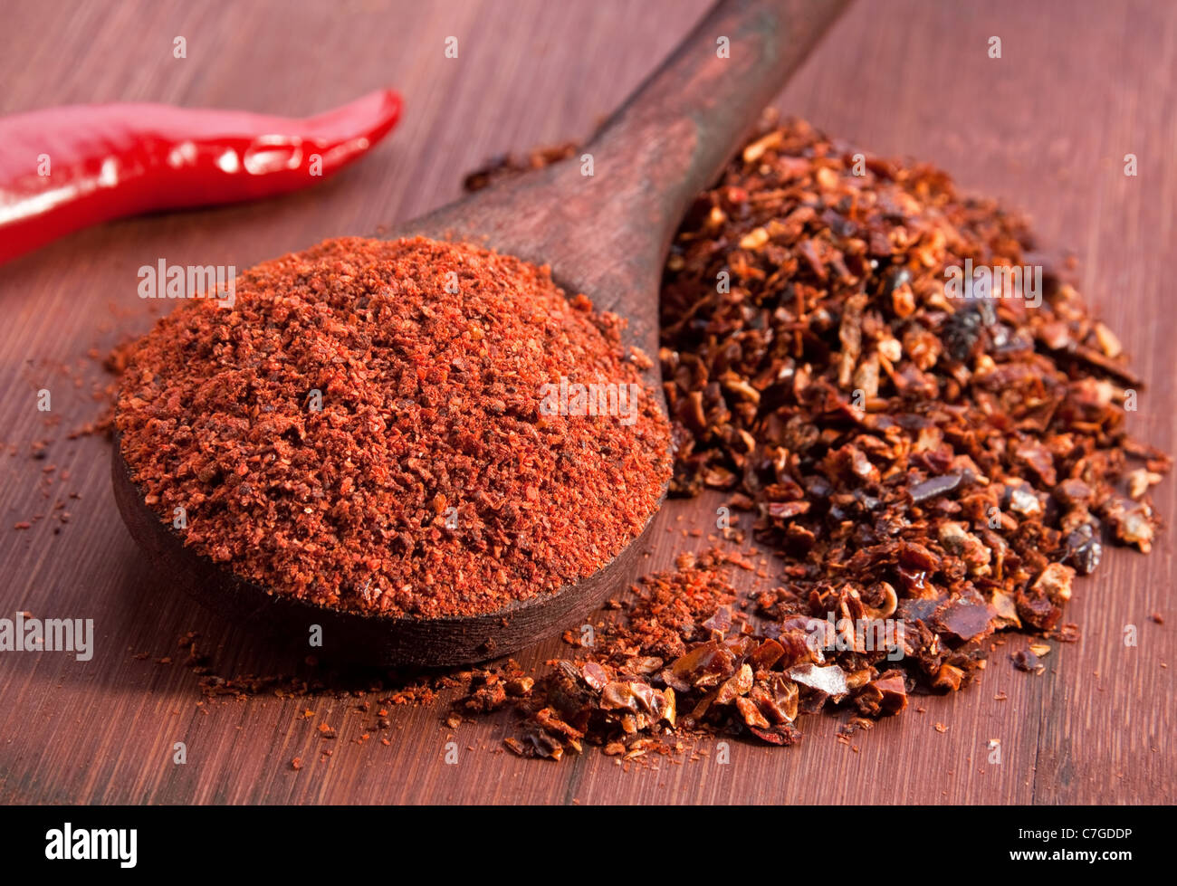 Rote Chili und Paprika Closeup in Holz Löffel Stockfoto