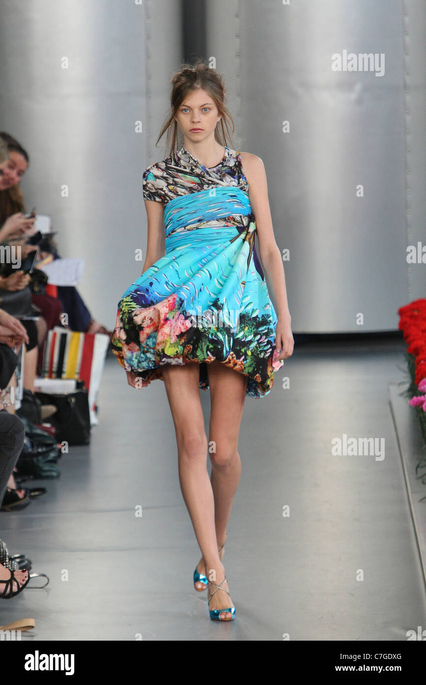 Mary Katrantzou Start-und Landebahn SS 2012 während der London Fashion Week am Top Ladenfläche am 20. September 2011. Stockfoto