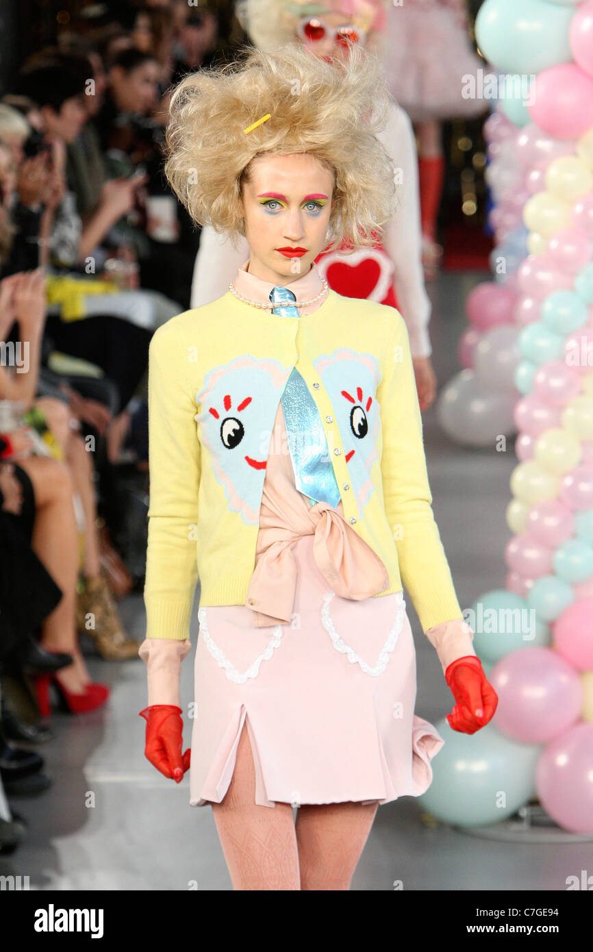 Meadham Kirchoff Start-und Landebahn SS 2012 während der London Fashion Week am Top Ladenfläche am 20. September 2011. Stockfoto