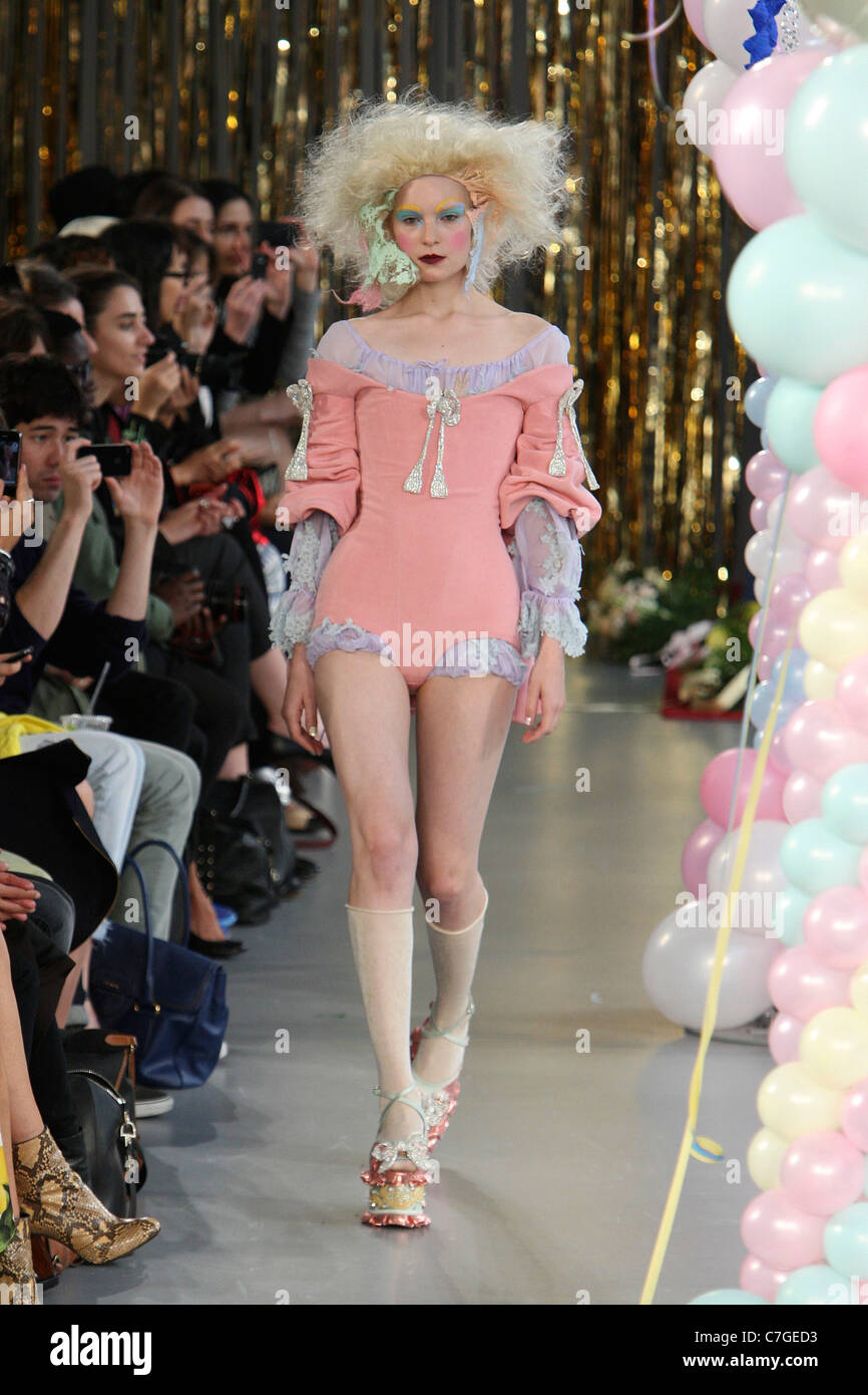 Meadham Kirchoff Start-und Landebahn SS 2012 während der London Fashion Week am Top Ladenfläche am 20. September 2011. Stockfoto