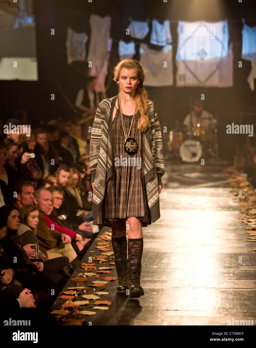 Weibliches Model auf dem Laufsteg bei Fashion show, Reykjavik Island Stockfoto