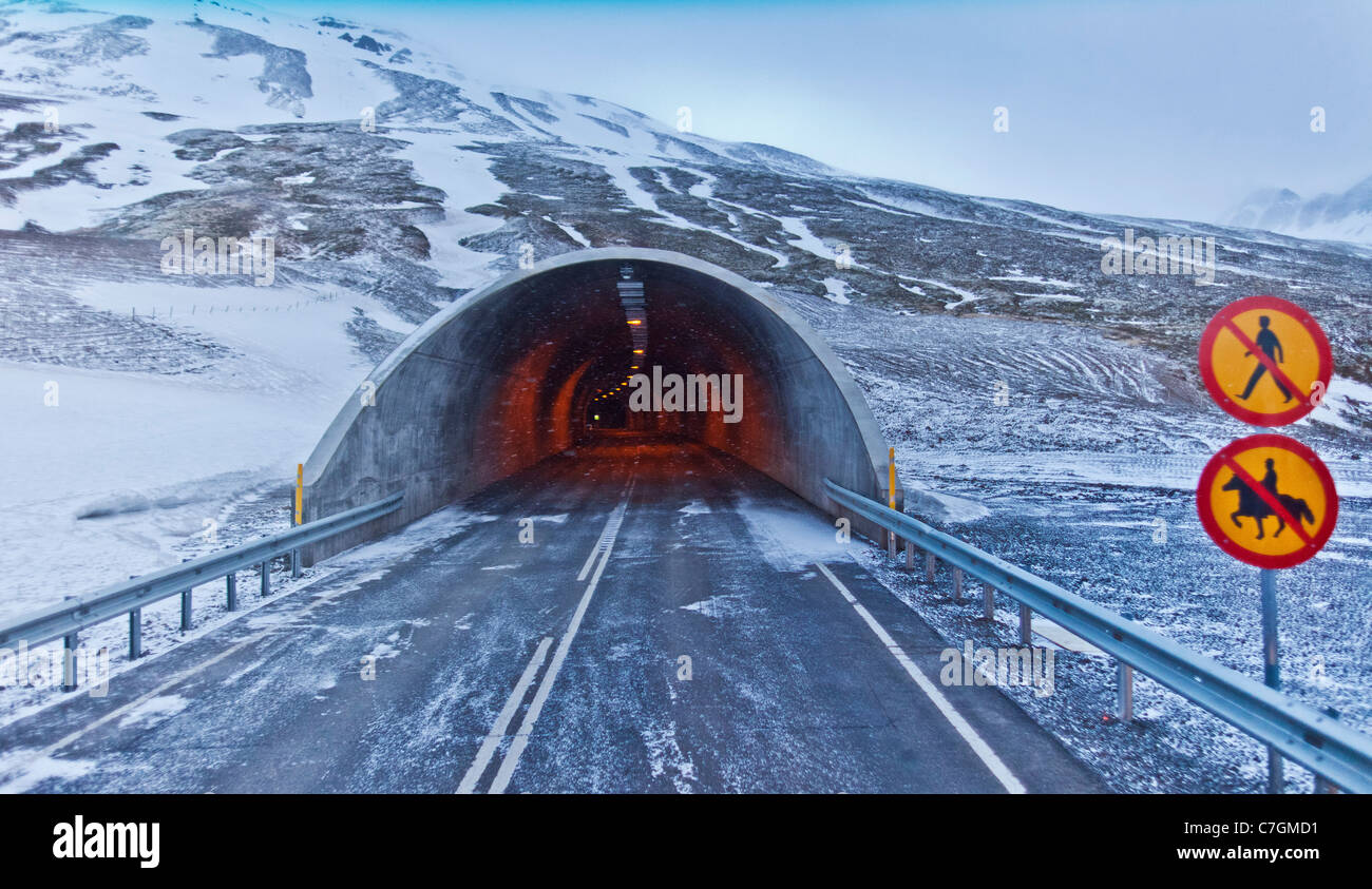 Tunnel Hedinsfjardargong Hedinsfjordur, Nordisland Stockfoto