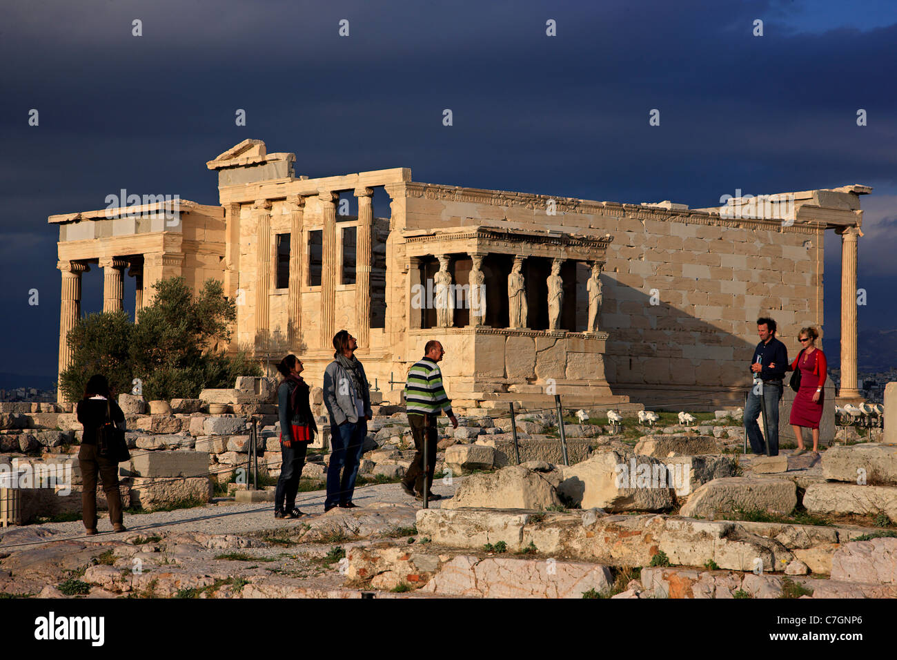 Das Erechteion mit seiner berühmten Karyatiden, ist die zweitwichtigste Attraktion von der Akropolis in Athen. Stockfoto