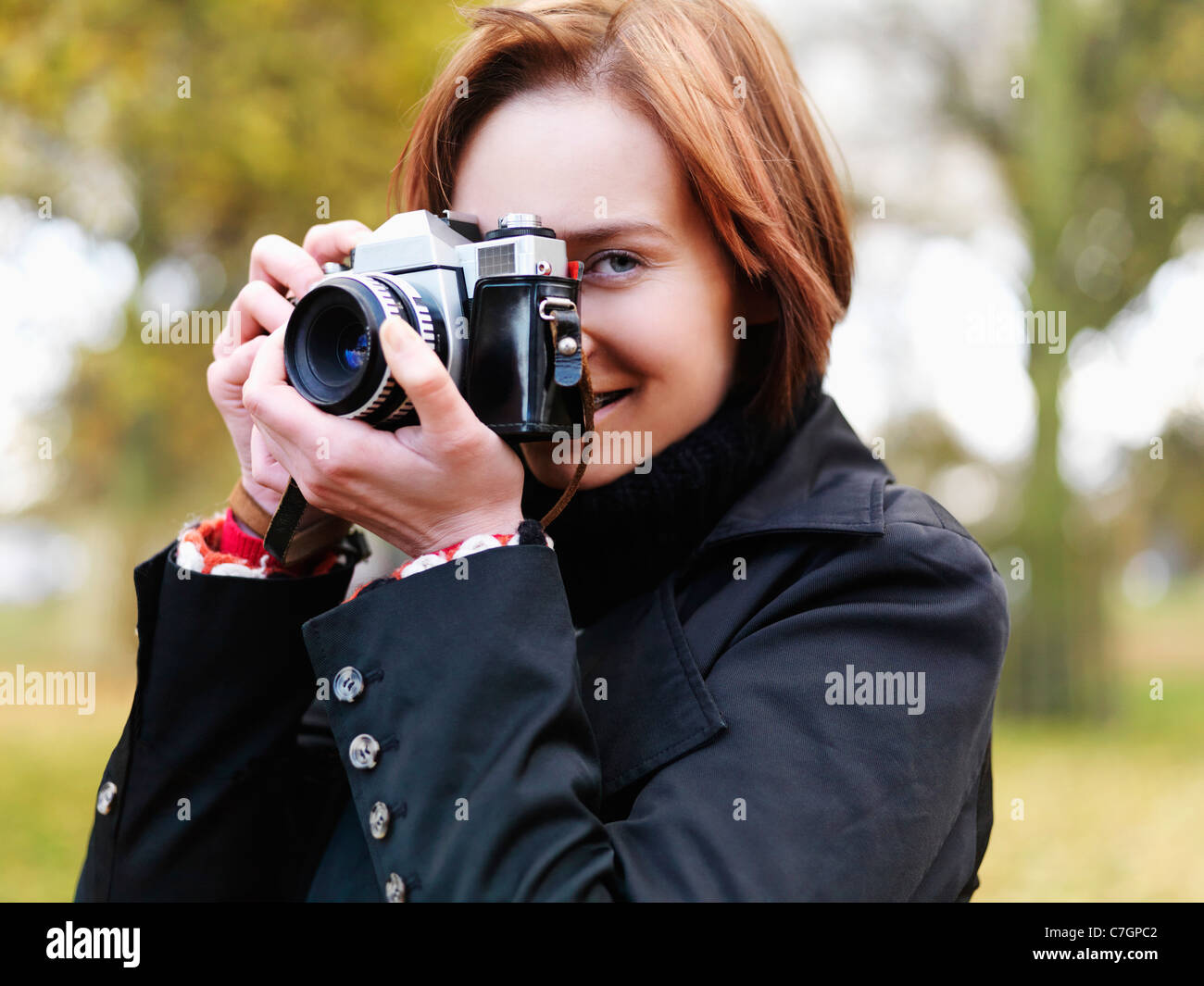 Eine Frau, die Vorbereitung auf ein Foto, im Freien, Kopf und Schultern Stockfoto