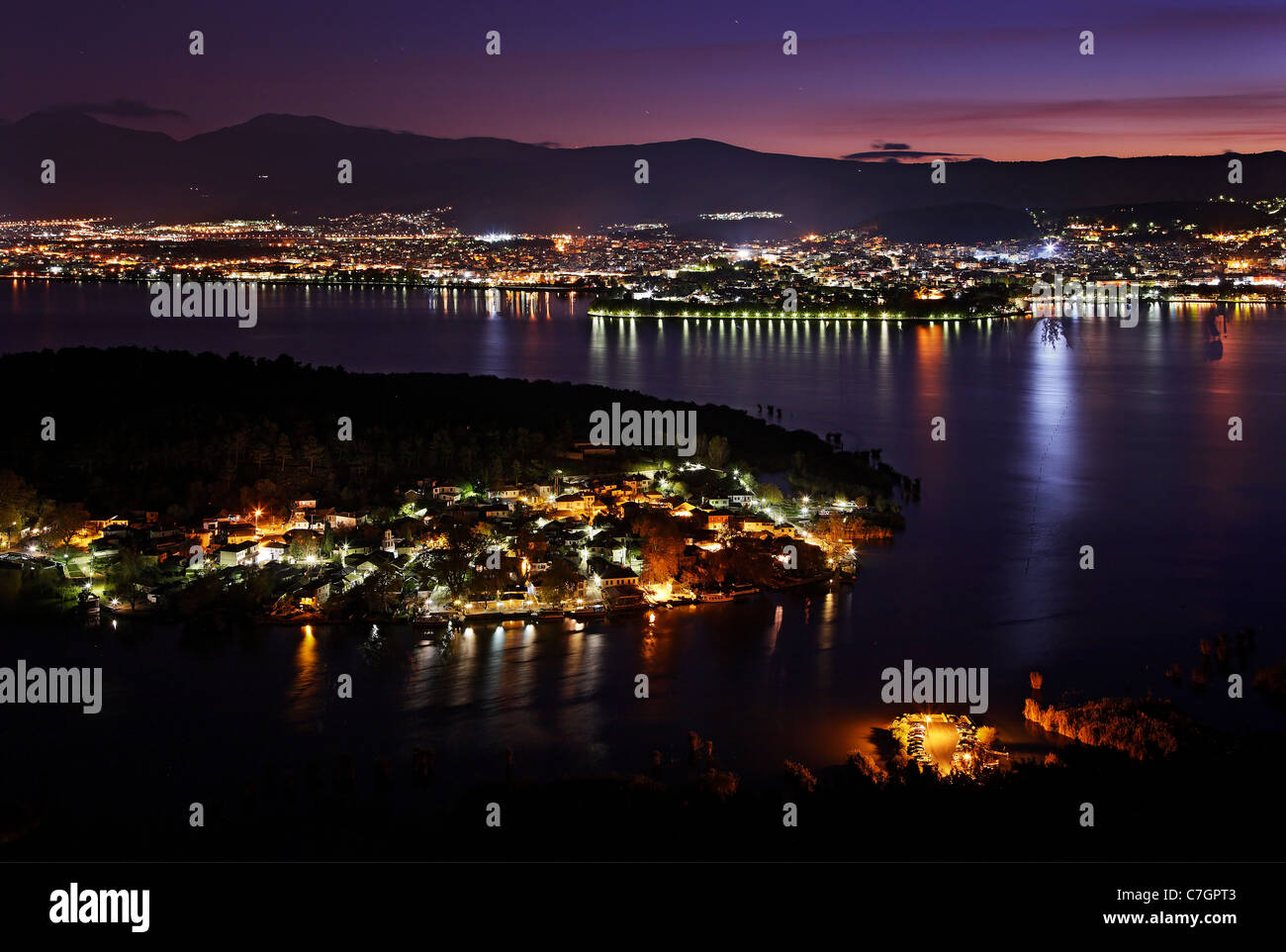 Panoramablick Nachtansicht von Ioannina Stadt, den See ('Pamvotis' oder "Pamvotida"), die Insel auf den See und das Dorf. Griechenland Stockfoto