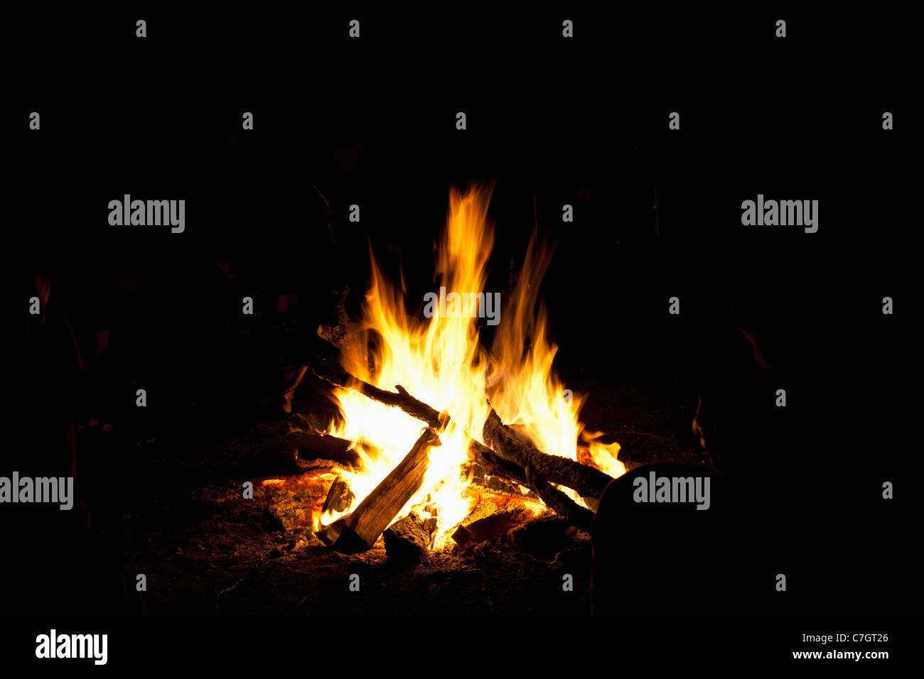 Ein Lagerfeuer brennt in der Nacht Stockfoto