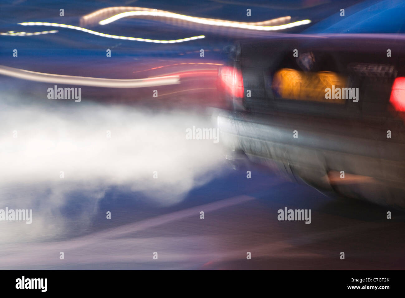 Luftverschmutzung durch die Abgase eines Autos. Foto in der Nacht. Stockfoto