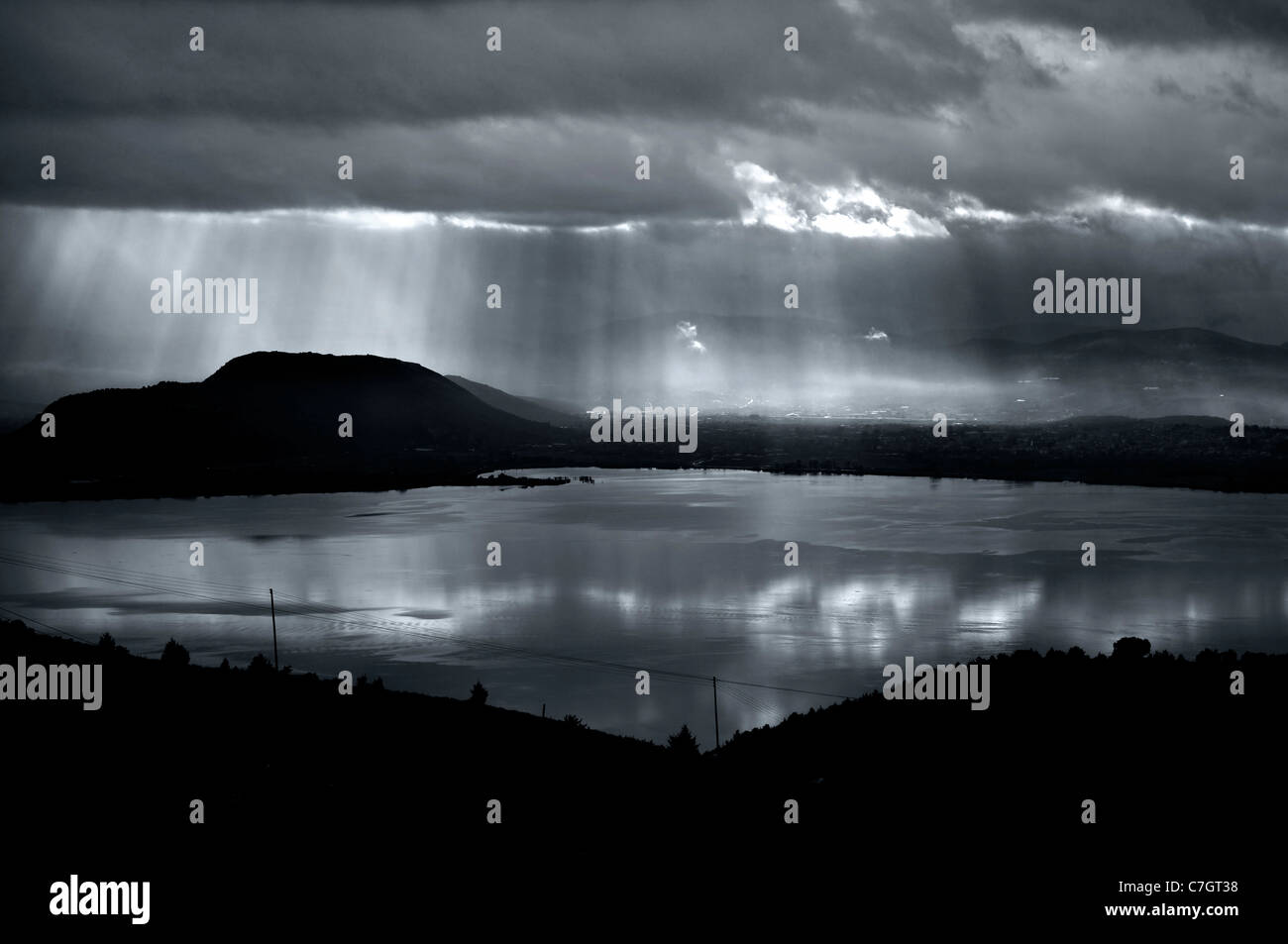 Sturm kommt in Pamvotis (oder "Pamvotida") See, Ioannina, Epirus, Griechenland (B&w Version) Stockfoto