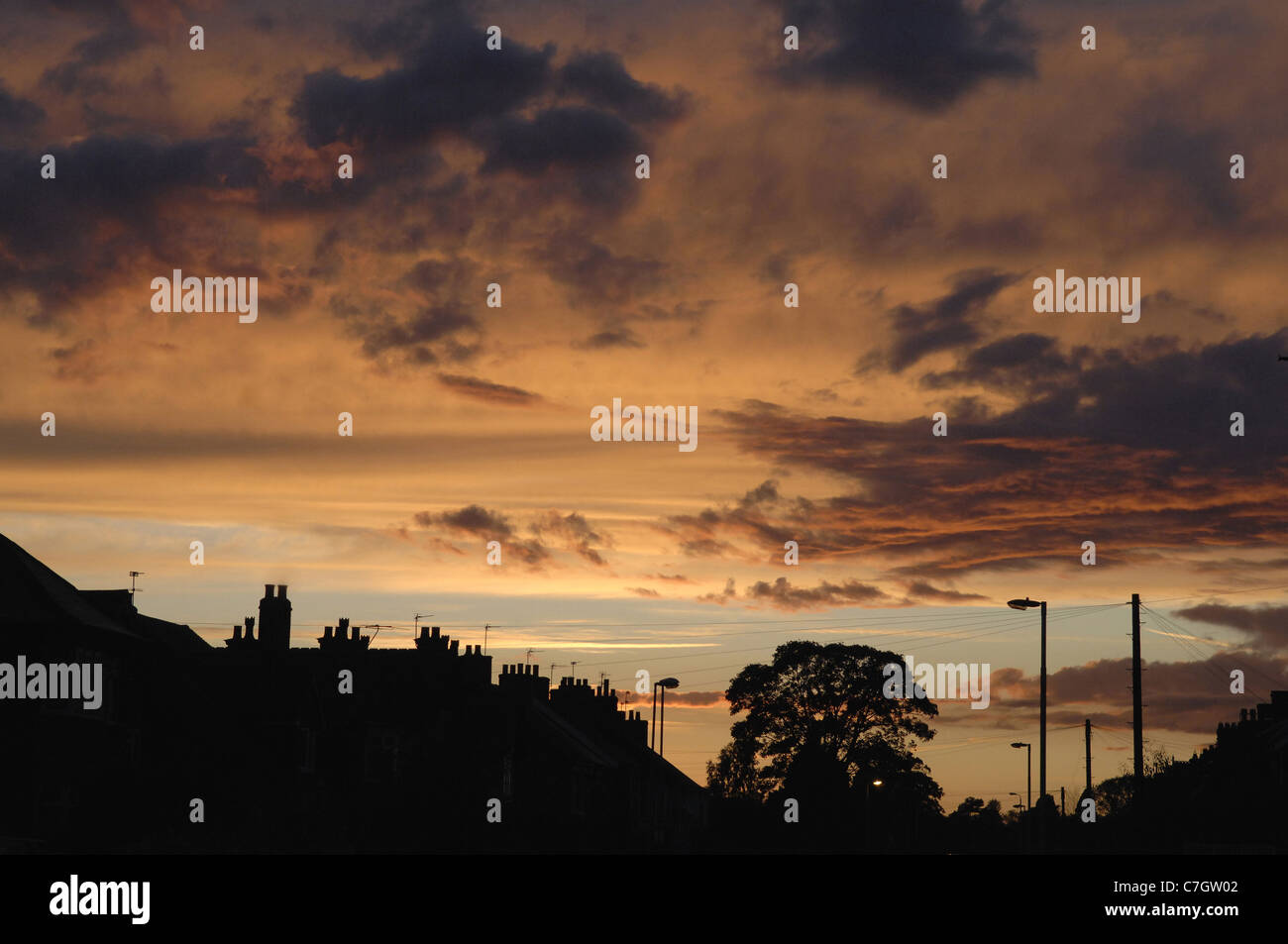 Spektakuläre, farbenfrohen Sonnenuntergang in Quorn, Leicestershire, UK genommen. Stockfoto