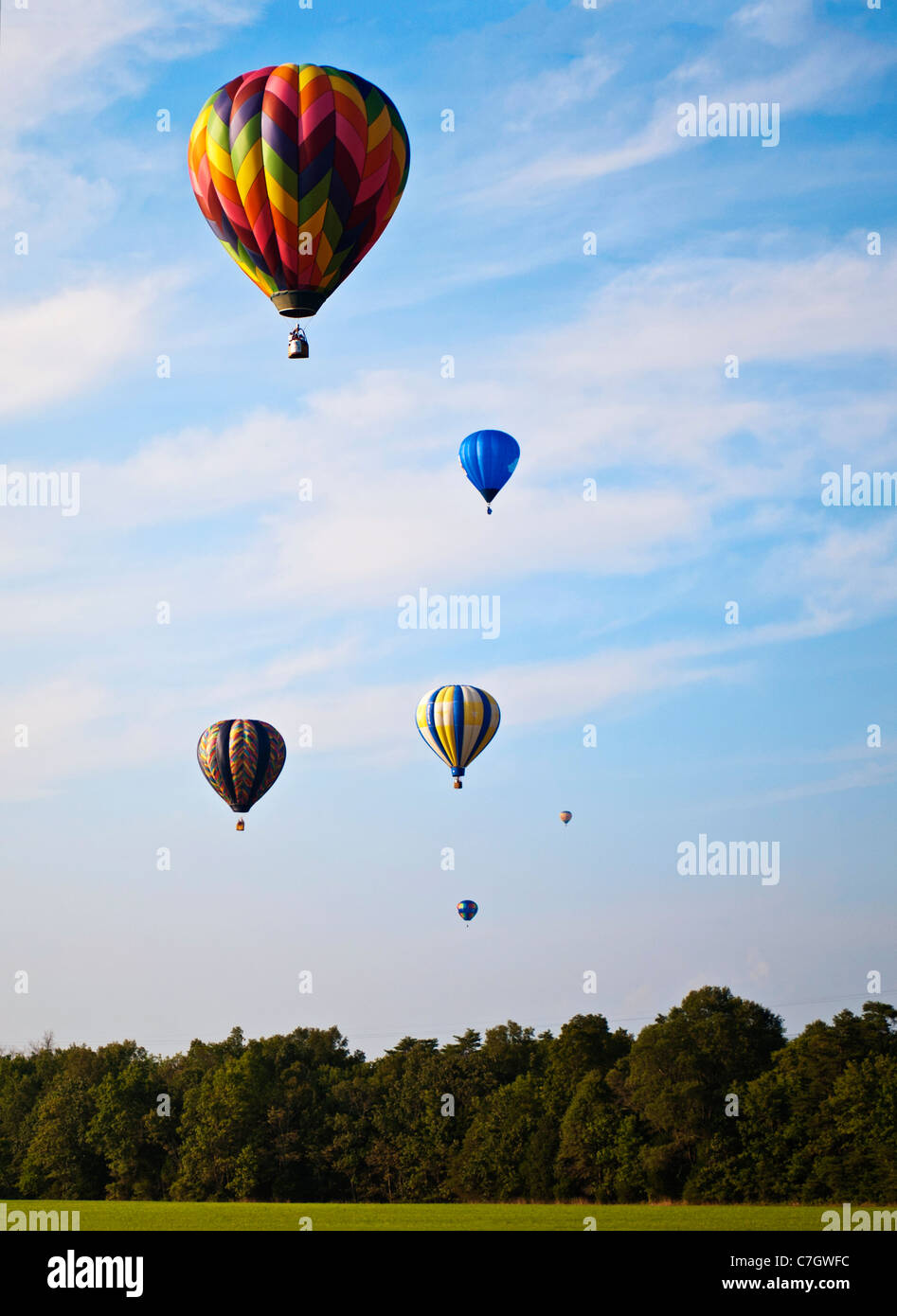 Heißluft Ballons auf einem Festival in Bealeton, Virginia / sechs Heißluftballons fliegen in unterschiedlichen Höhenlagen. Stockfoto