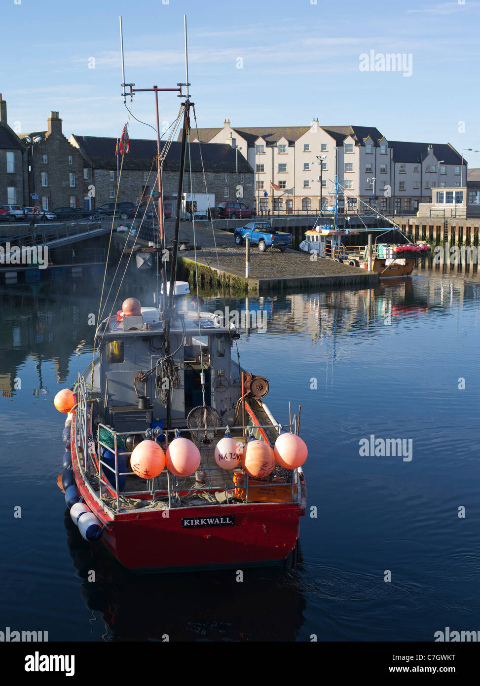 dh Kirkwall Hafen KIRKWALL ORKNEY rote Krabbe Boot manövrieren im Hafen von Kirkwall Stockfoto
