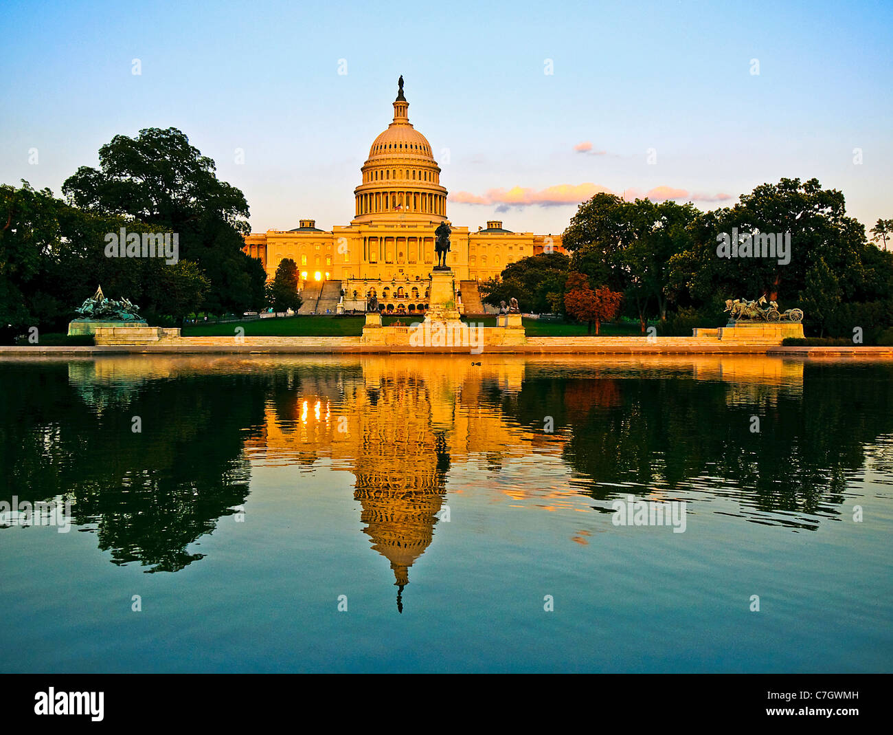 Das US Capitol Building und Reflexion in der warmen Nachmittagssonne. Stockfoto