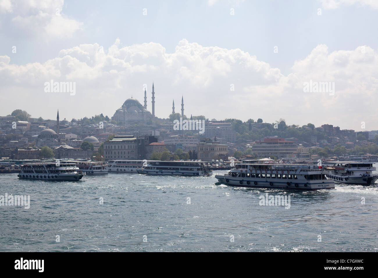 Fähren und Ausflugsboote auf das Goldene Horn River unterhalb der Süleymaniye-Moschee, Istanbul, Türkei Stockfoto