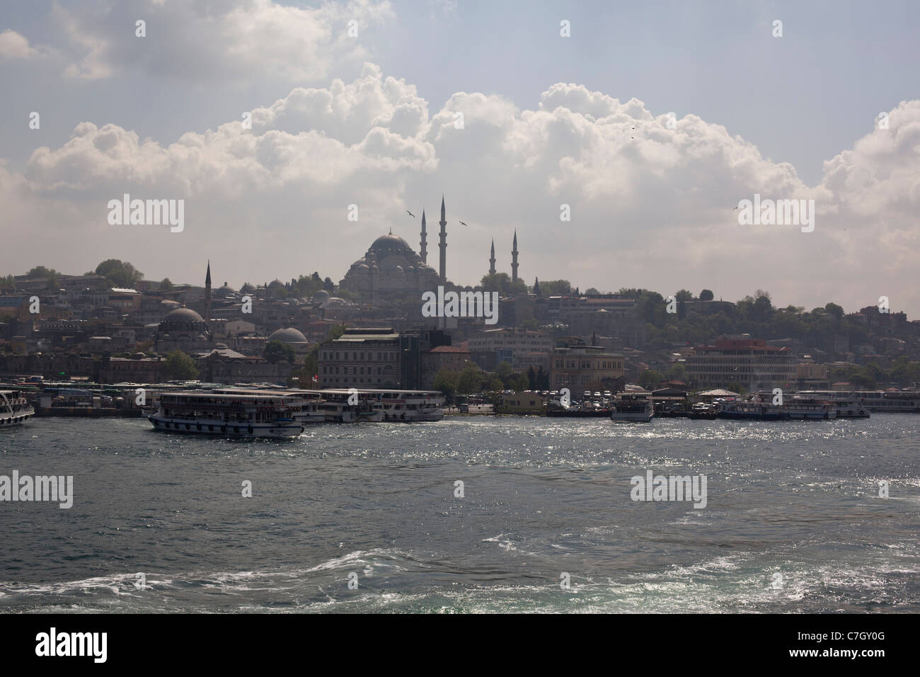 Fähren und Ausflugsboote auf das Goldene Horn River unterhalb der Süleymaniye-Moschee, Istanbul, Türkei Stockfoto