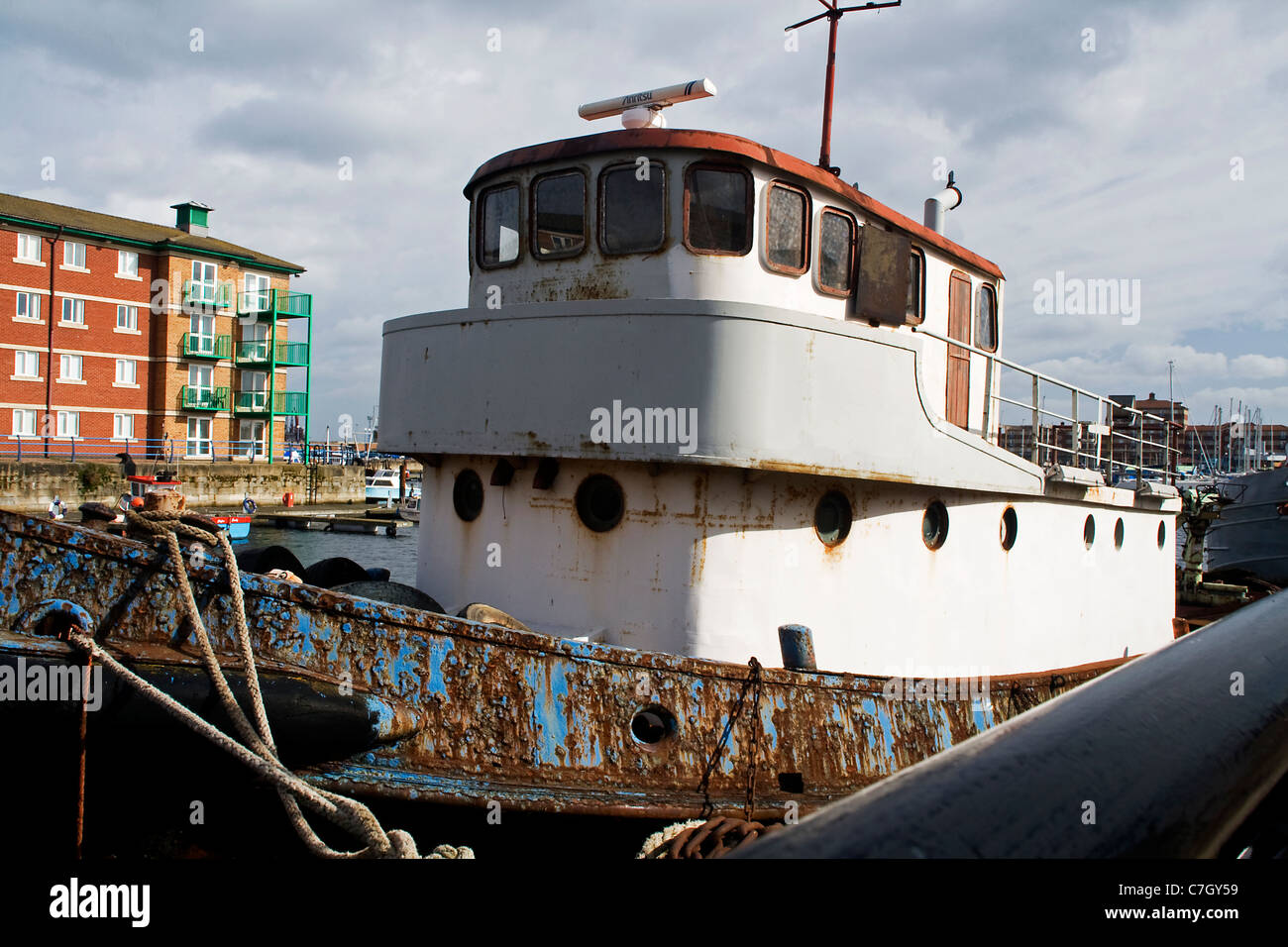 Ein altes rostiges Boot in der Marina in Hartlepool Stockfoto