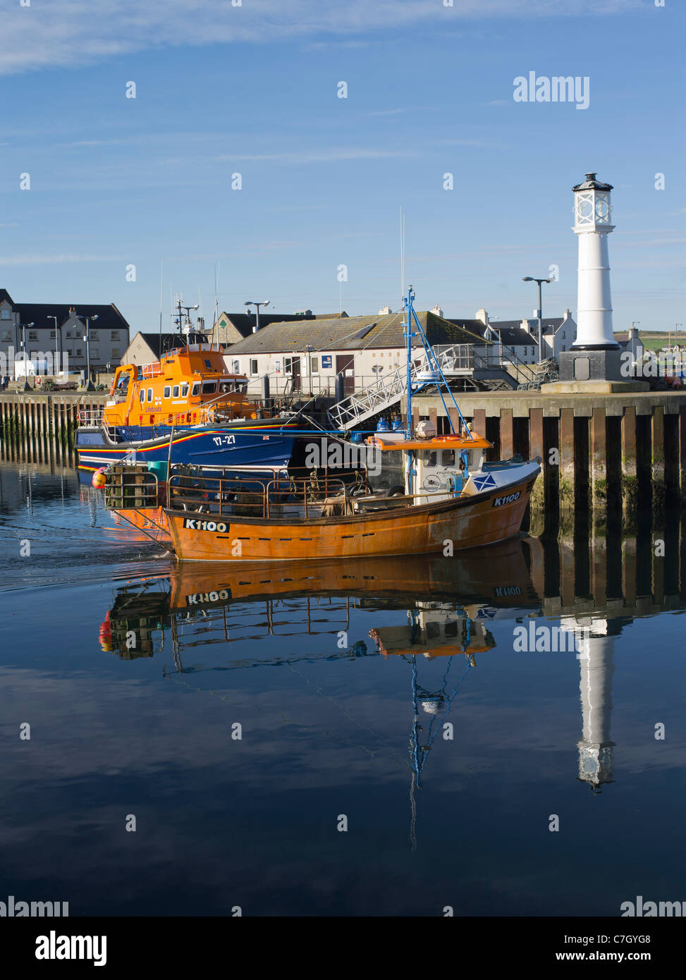 Dh Kirkwall Hafen creel Boot KIRKWALL ORKNEY Krabben Fischerboote Rettungsboot rnlb freiwillige Geist Hafen Stockfoto