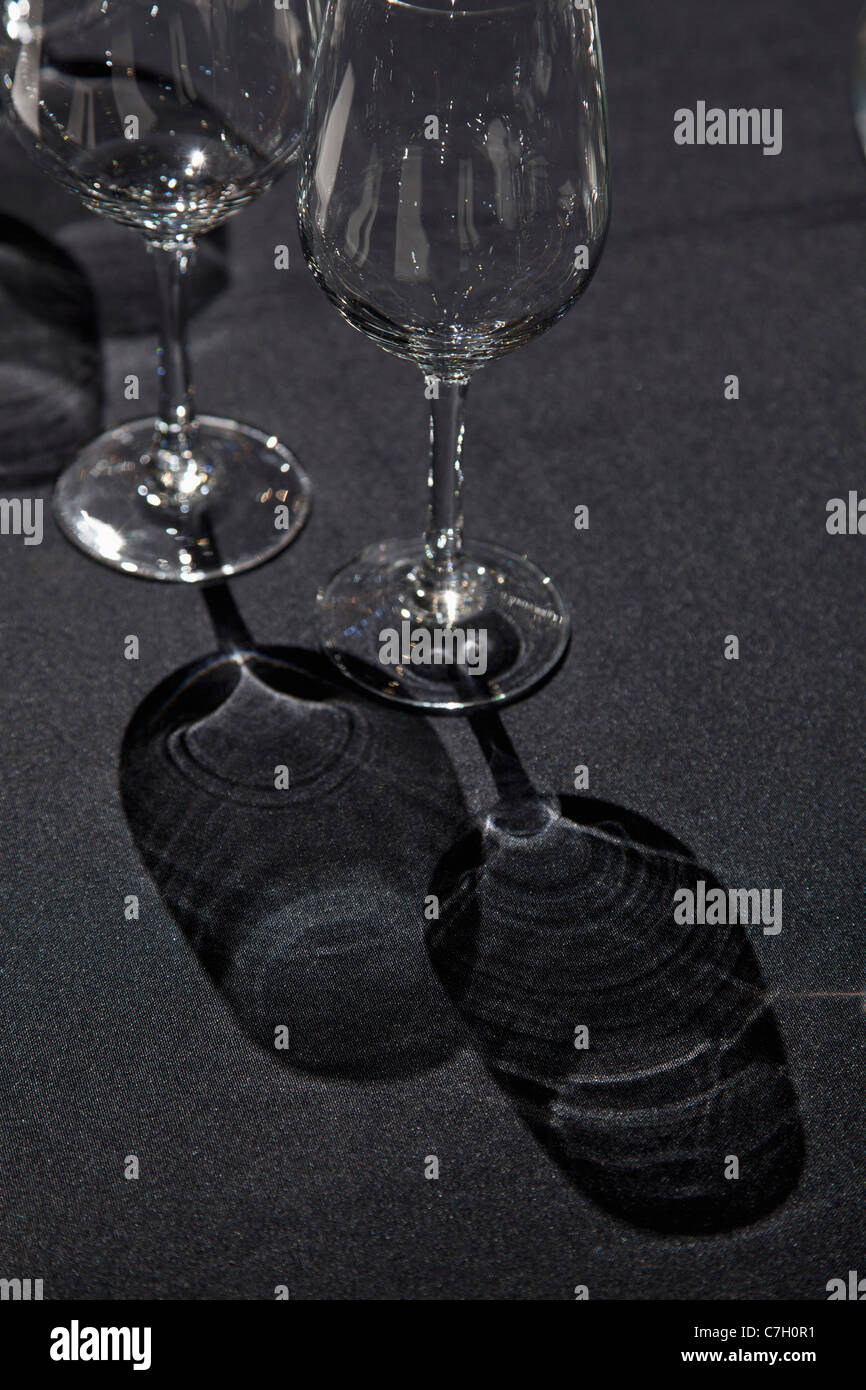 Zwei Weingläser auf dem Tisch, Fokus auf Schatten Stockfoto