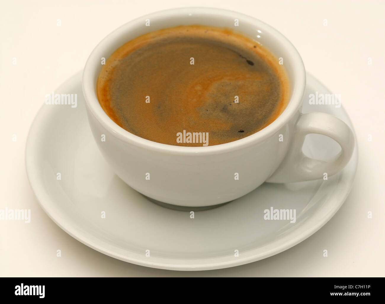 Eine Tasse Kaffee und Untertasse auf weißem Hintergrund Stockfoto