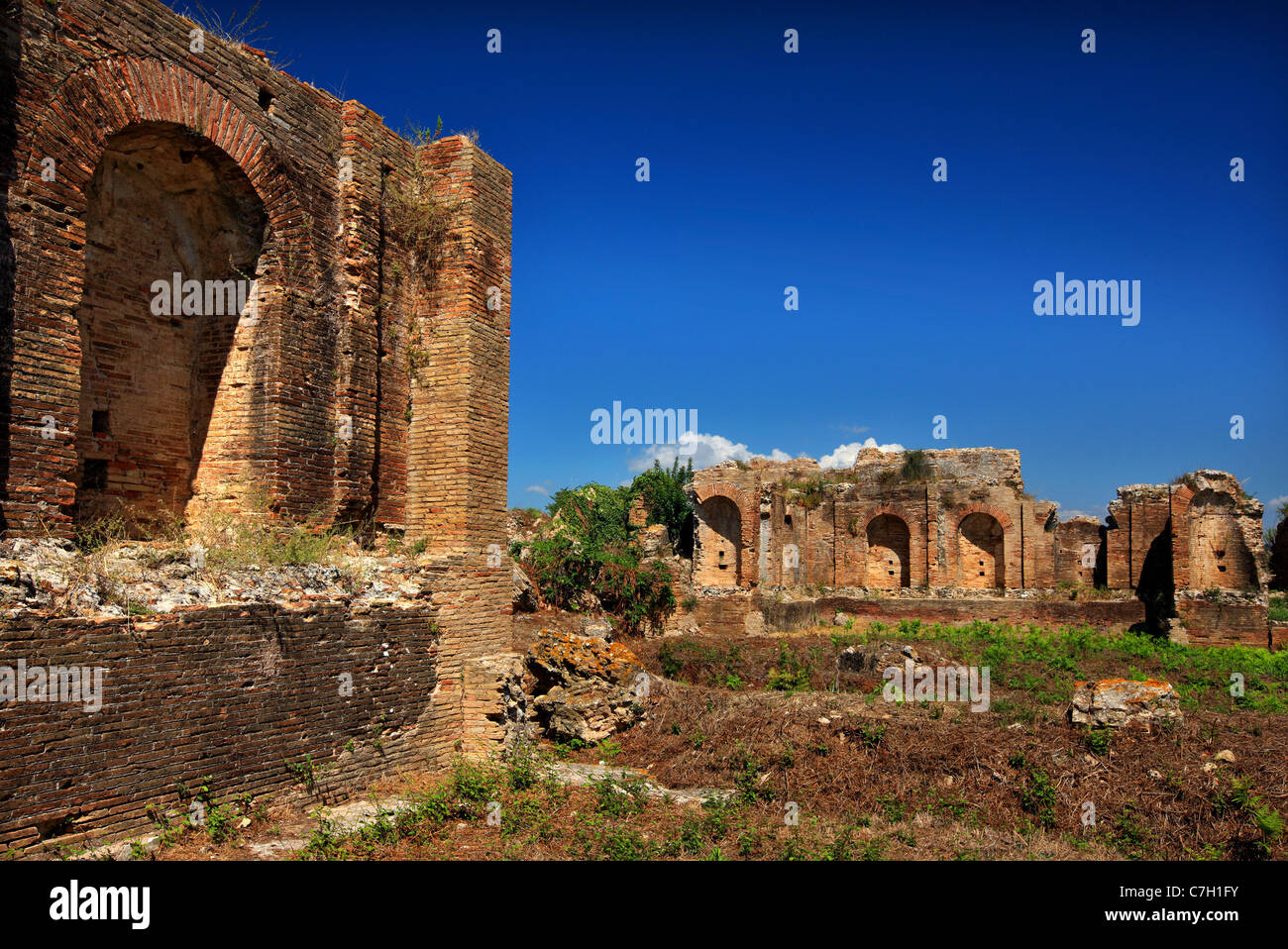 Das Nymphaion ('Nympfaeum'-Heiligtum der Nymphen) des antiken Nikopolis, Preveza, Epirus, Griechenland. Stockfoto
