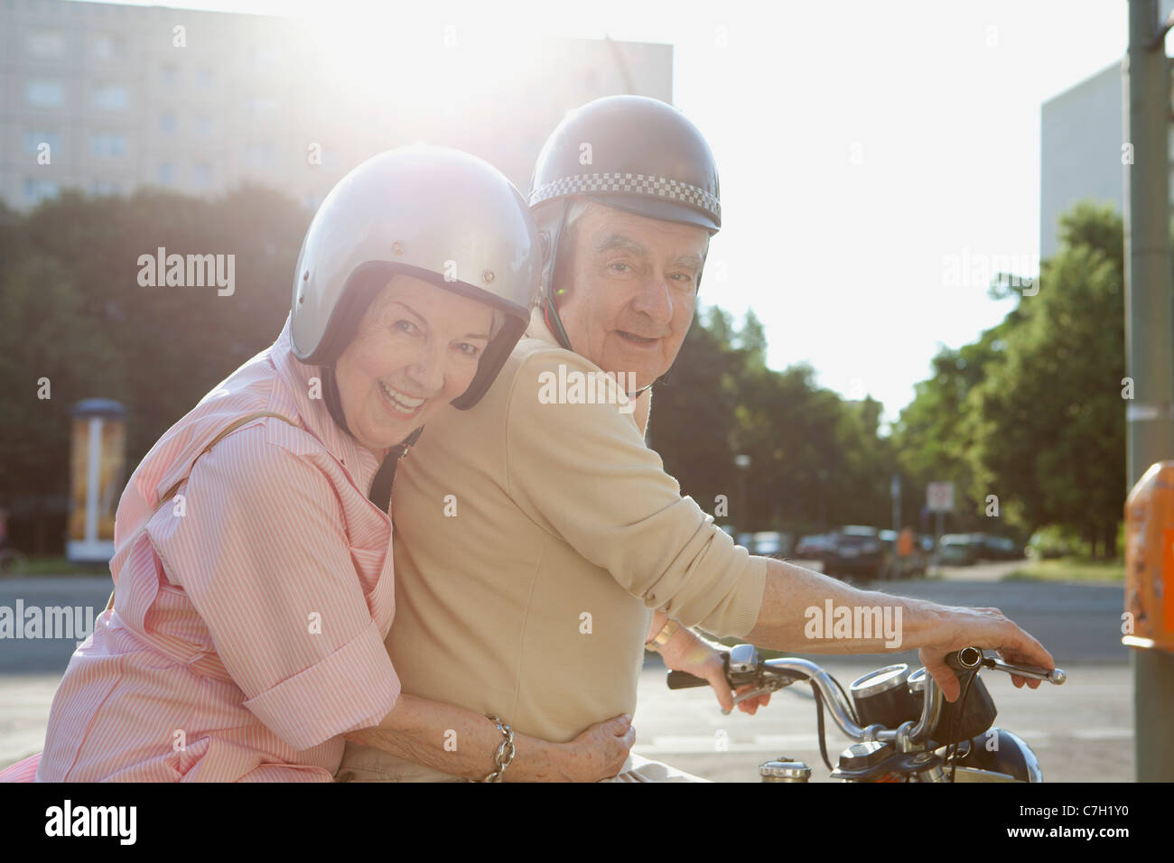 Älteres Paar glücklich auf dem Motorrad Stockfoto