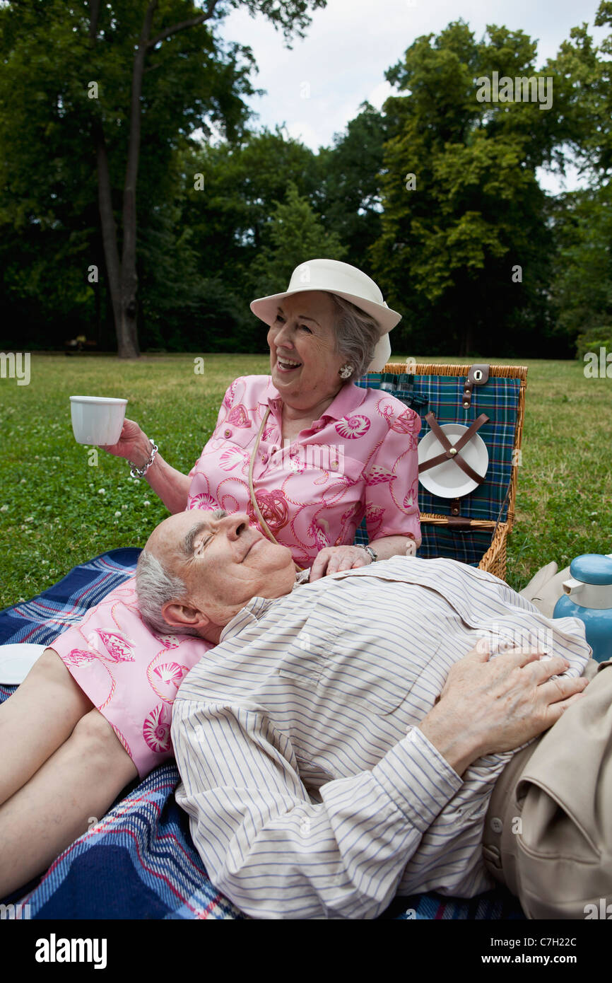 Älteres Paar haben entspannenden Picknick im park Stockfoto