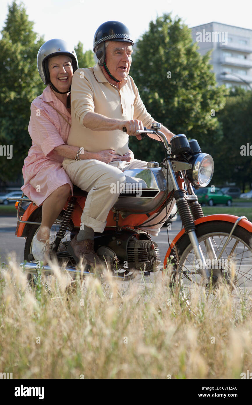 Älteres Paar glücklich auf dem Motorrad Stockfoto