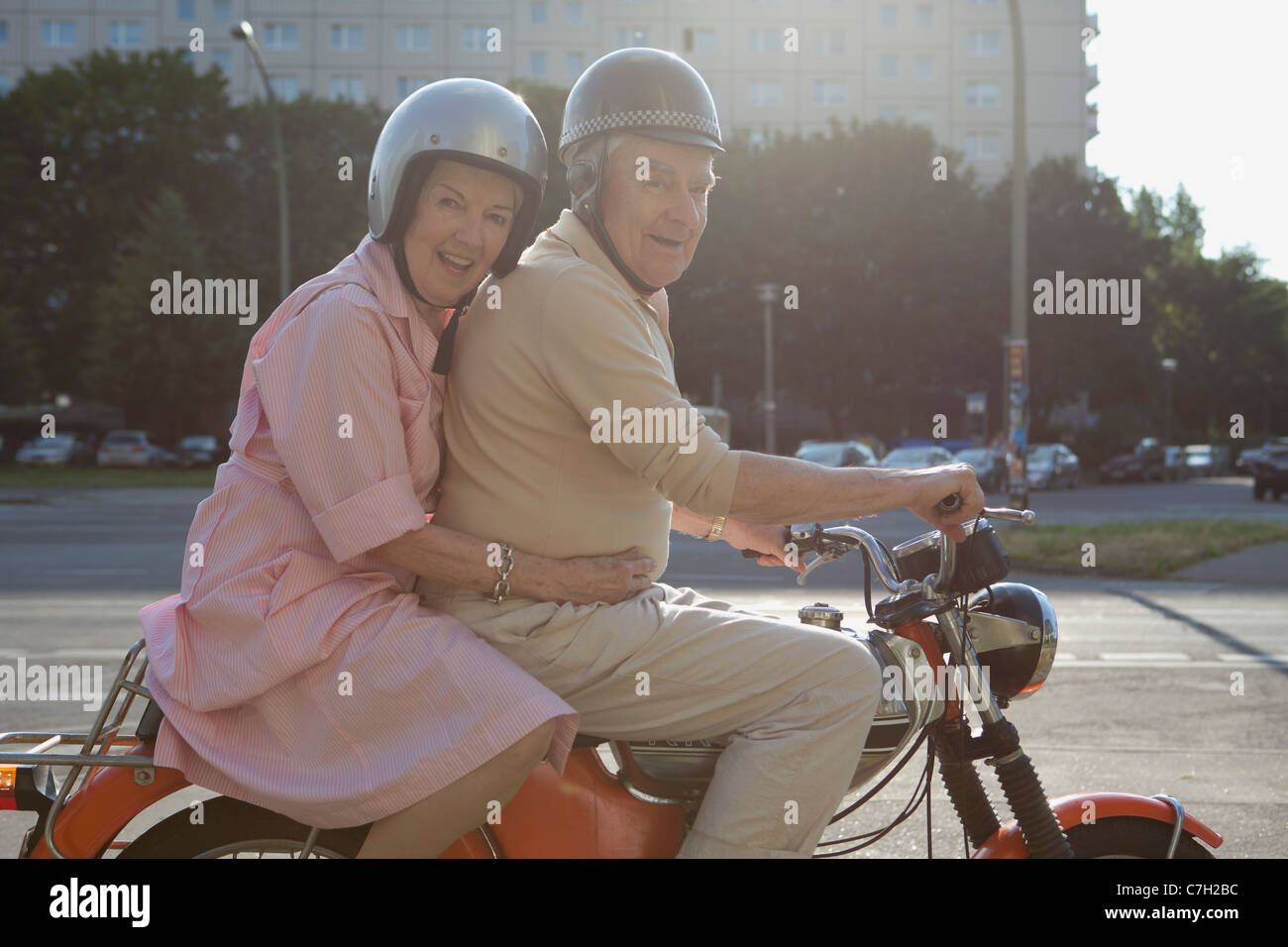 Älteres Paar glücklich auf dem Motorrad Stockfoto