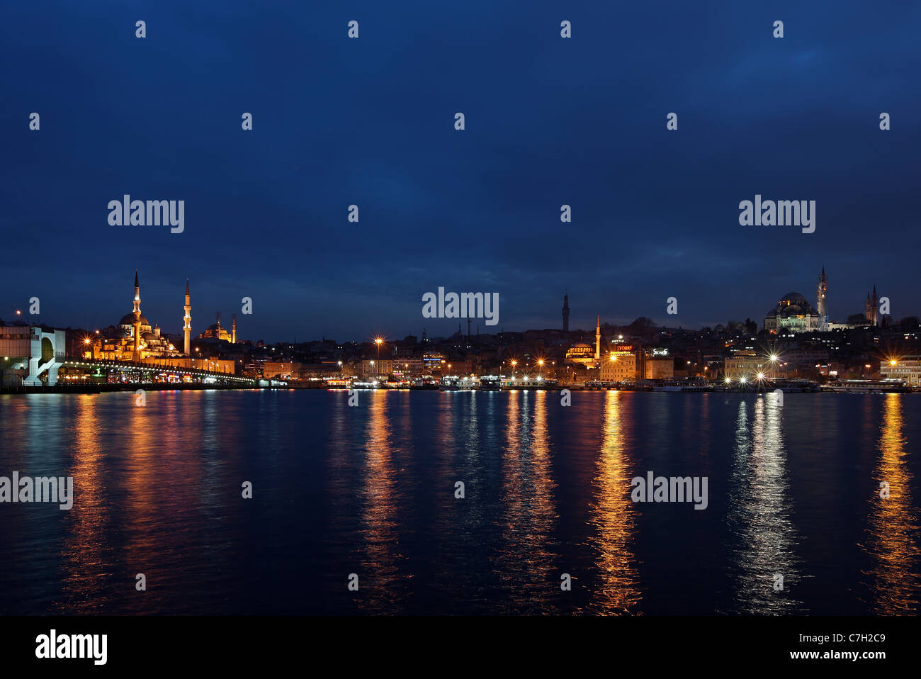Nachtansicht des Golden Horn von der Galata-Brücke und der Yeni Camii ("neue Moschee"), Süleymaniye-Moschee. Istanbul, Türkei. Stockfoto