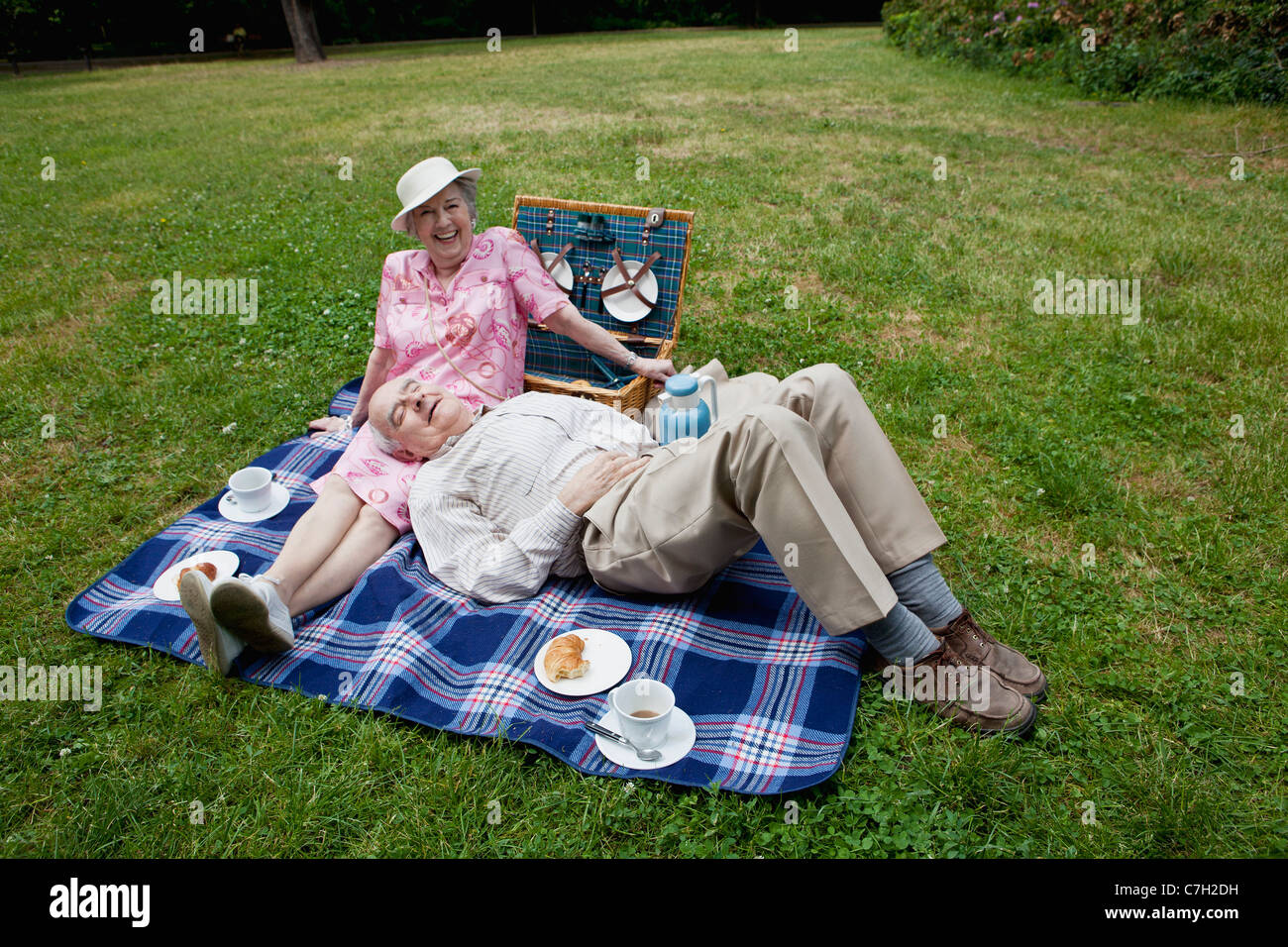 Älteres Paar haben entspannenden Picknick im park Stockfoto