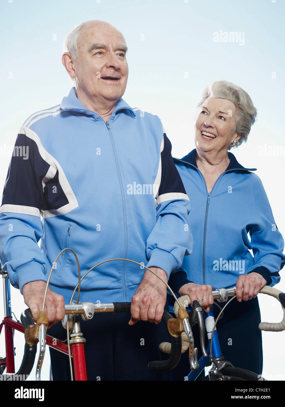Älteres paar Sportswear halten Fahrräder Stockfoto